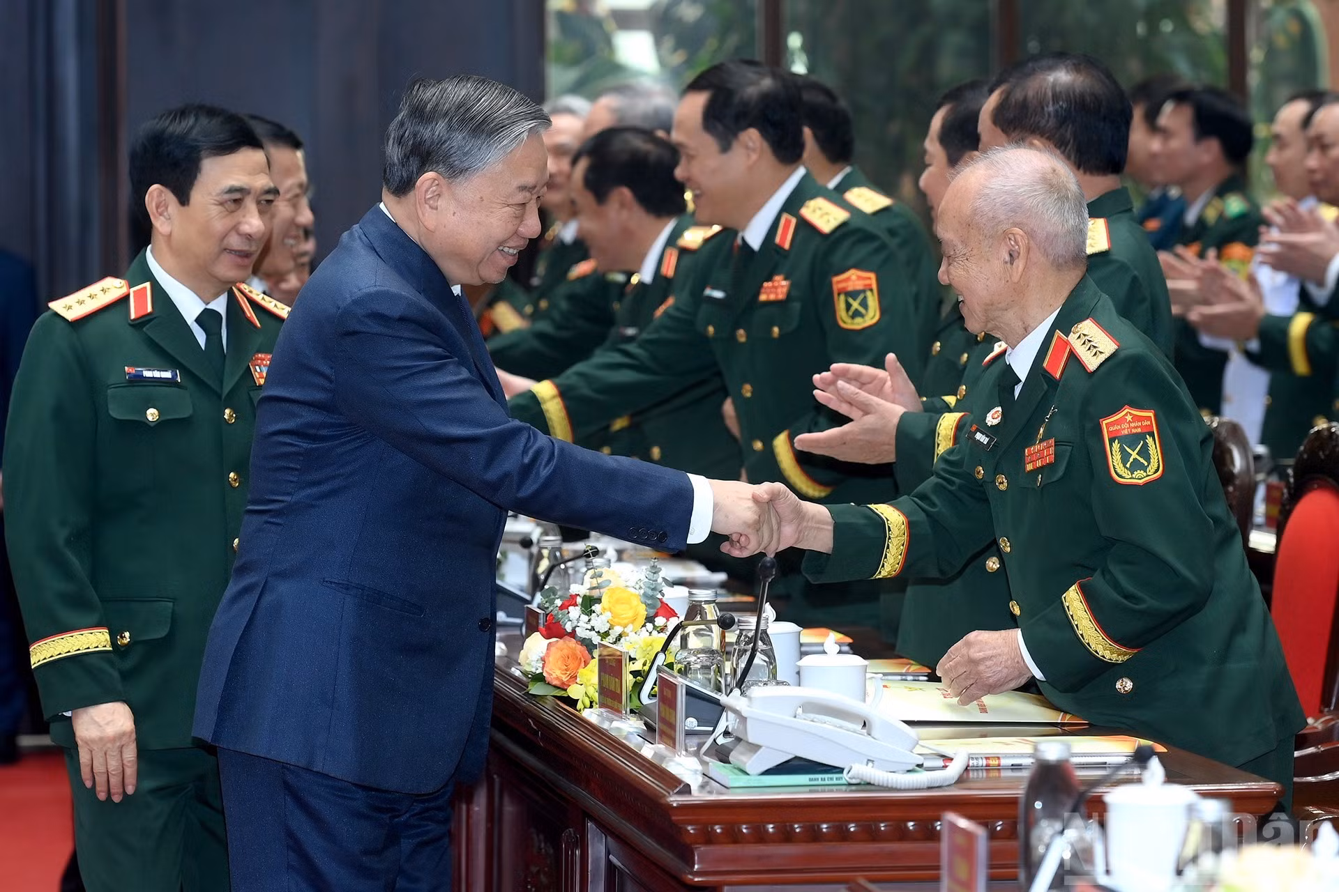 苏林总书记与国防部领导人、前领导人。