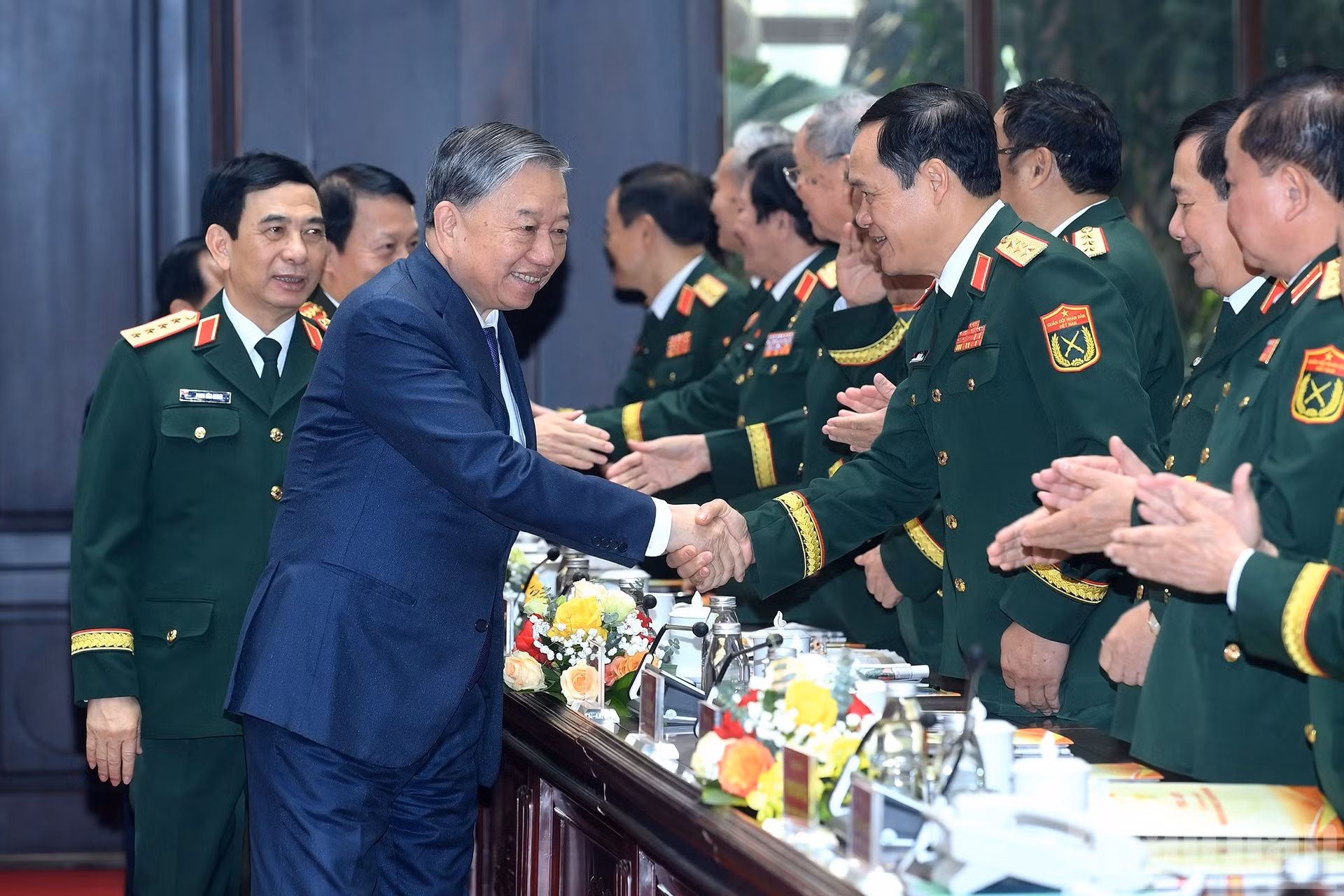 苏林总书记与国防部和后勤—技术总局领导人。