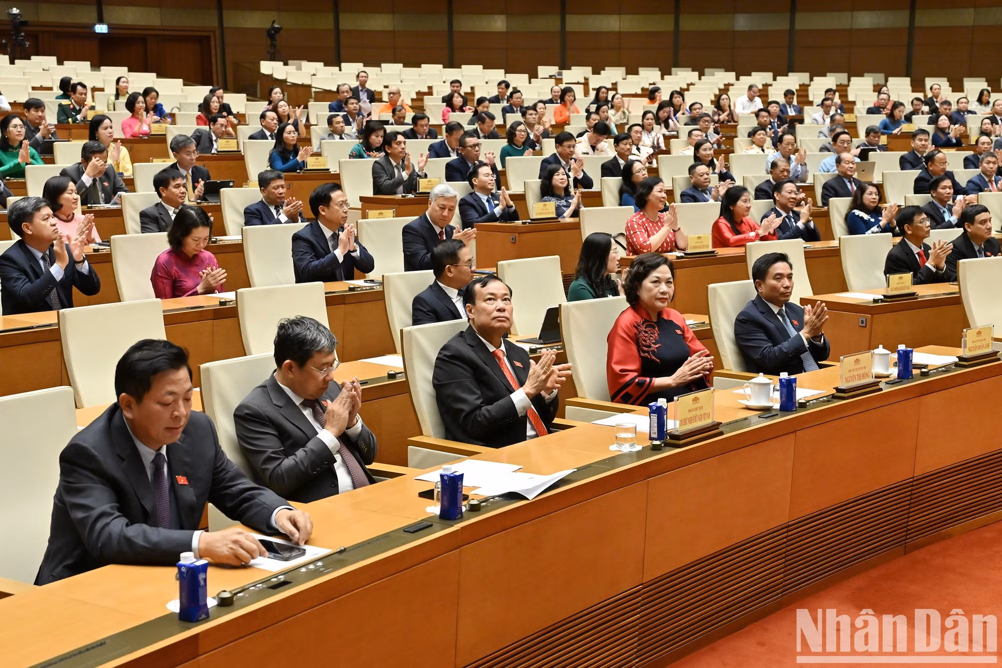 各位代表出席会议。