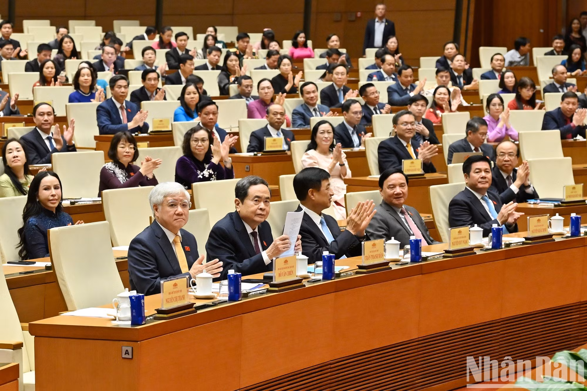 国会主席陈青敏以及各位代表出席会议。