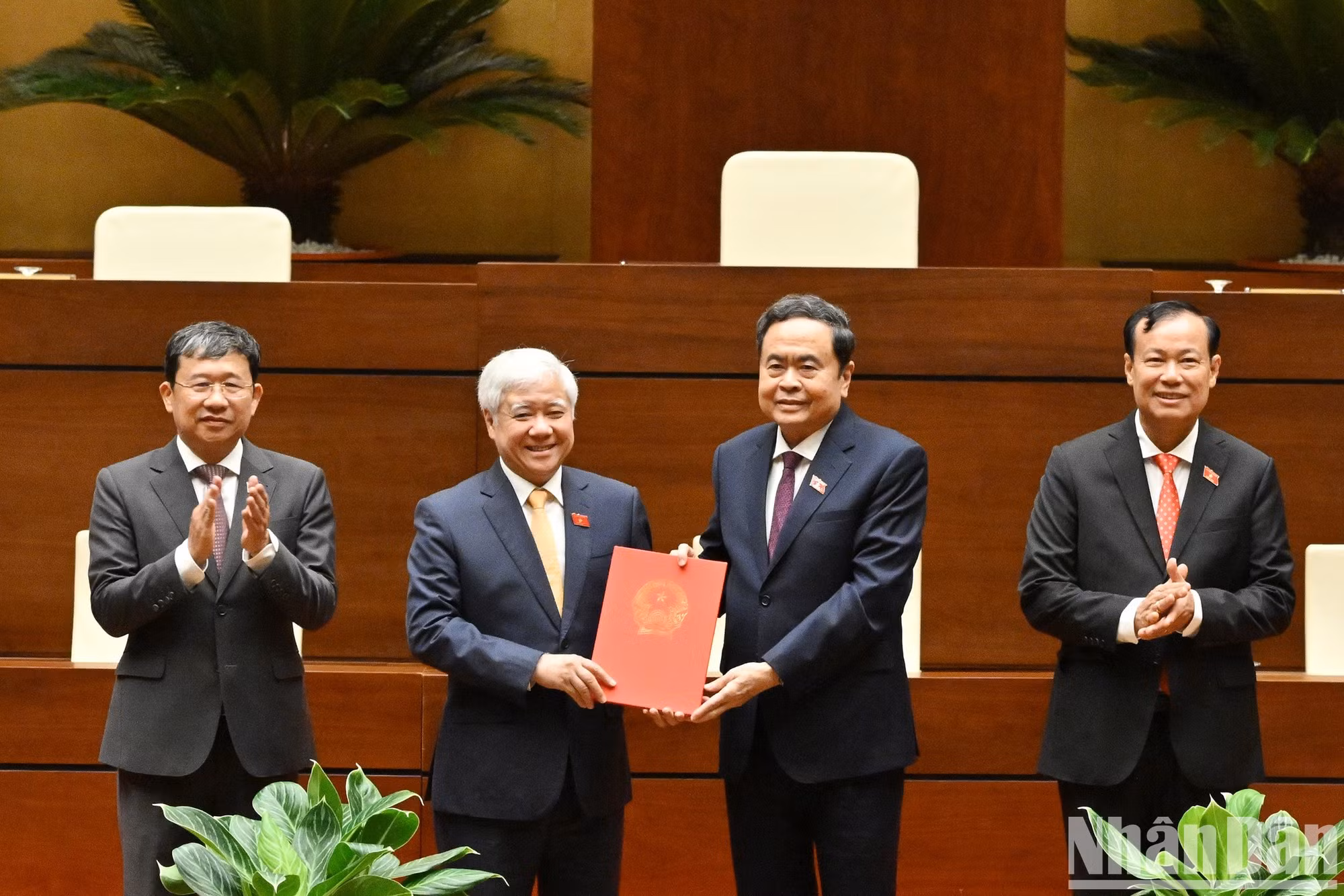 国会主席陈青敏向第十六届国会越南友好议员组织主席团颁发国会常务委员会关于成立第十六届国会越南友好议员组织的决议。
