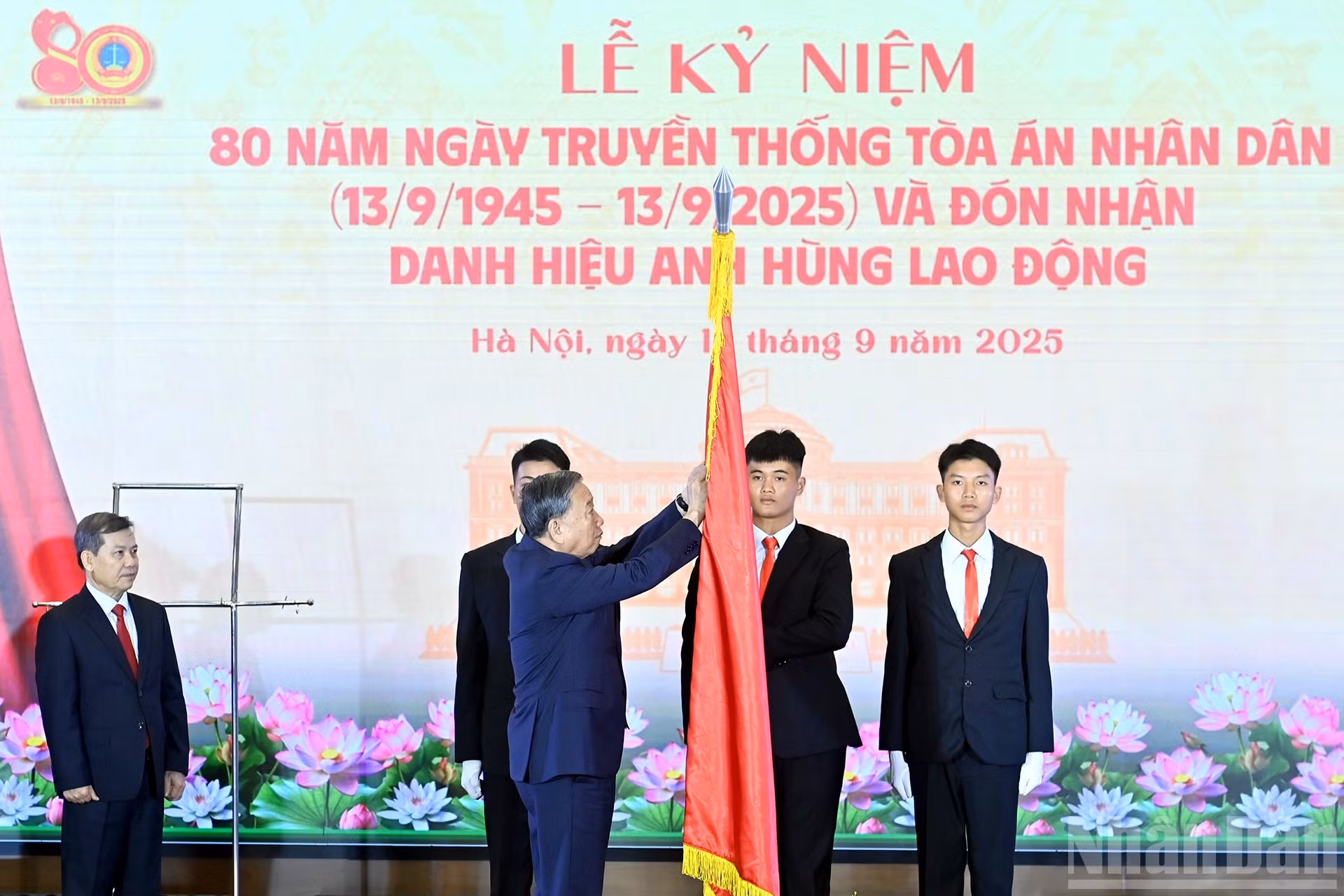苏林总书记将劳动英雄称号悬挂在人民法院部门的传统旗帜上。
