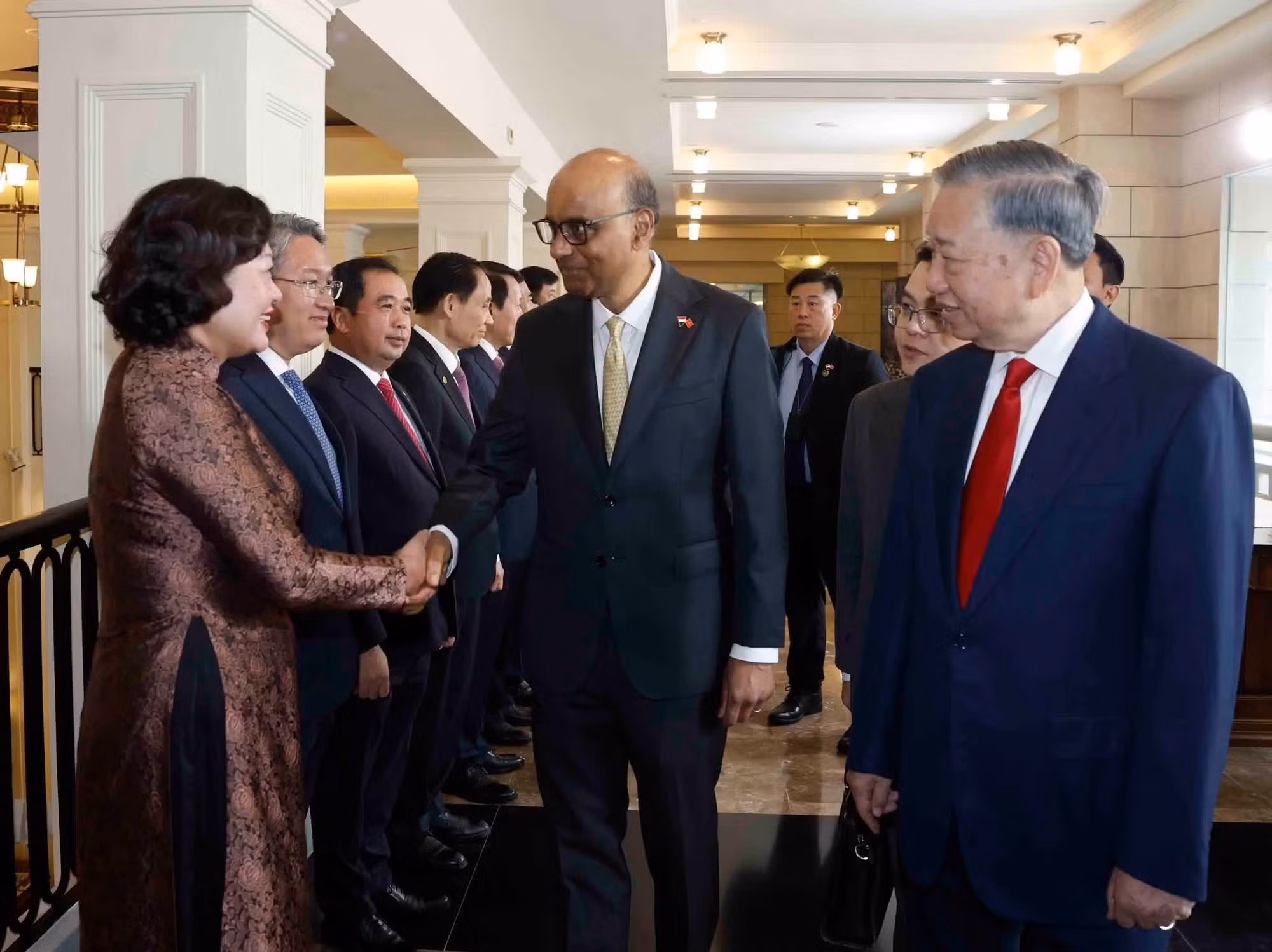 越共中央总书记、越南国家主席苏林向新加坡总统尚达曼介绍越南高级代表团成员。
