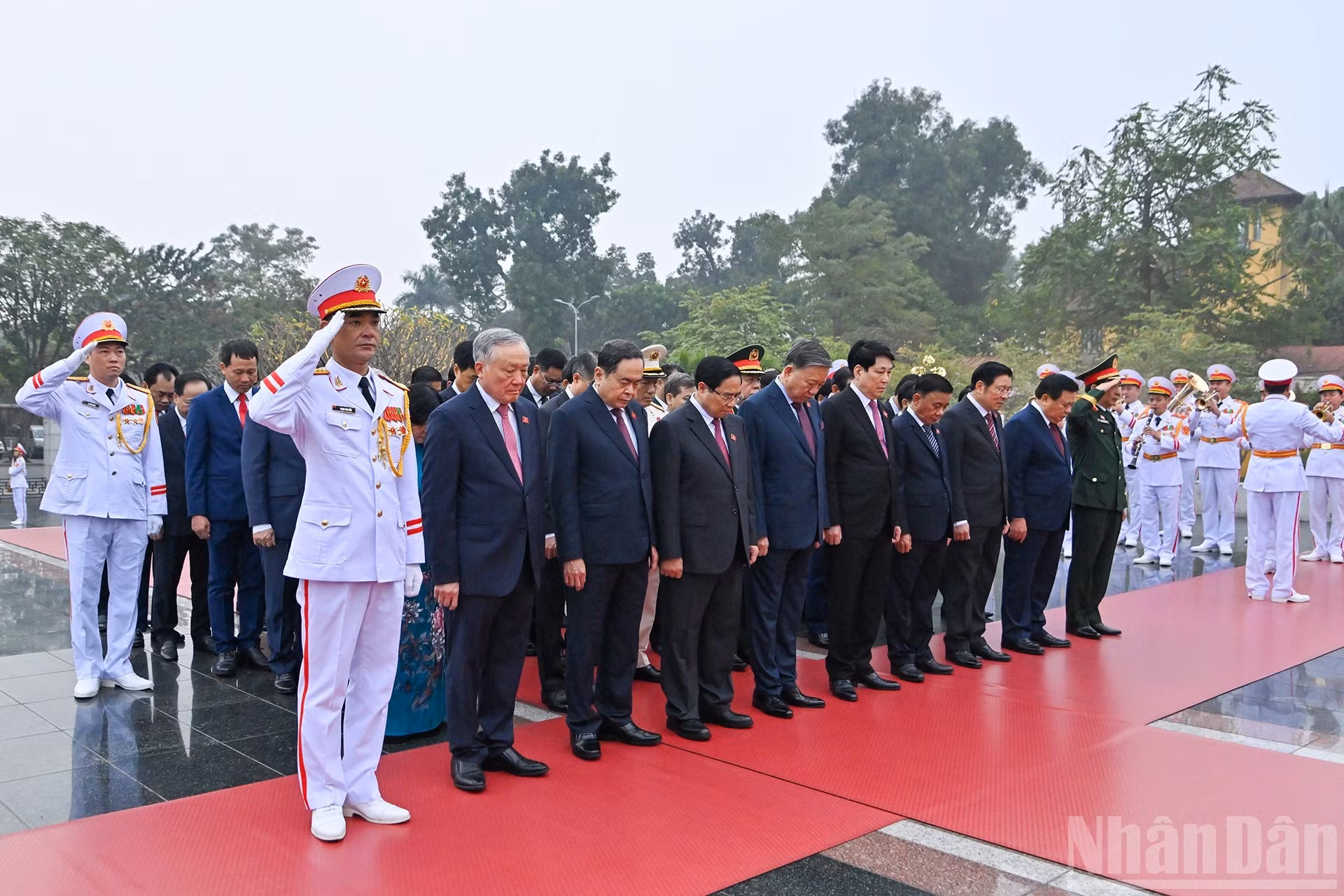 越共中央总书记苏林、越南国家主席梁强以及党和国家领导人缅怀在位于北山路的烈士英雄。