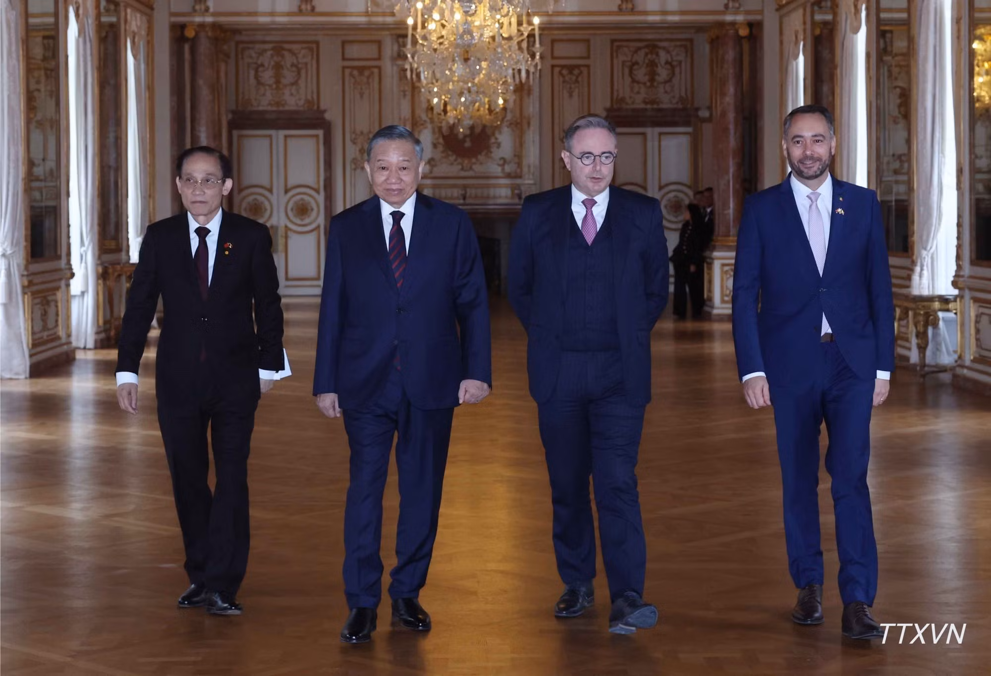 越共中央总书记、国家主席苏林与比利时首相巴特·德韦弗，以及越南外交部长黎怀忠与比利外交大臣马克西姆·普雷沃。（图片来源：越通社）