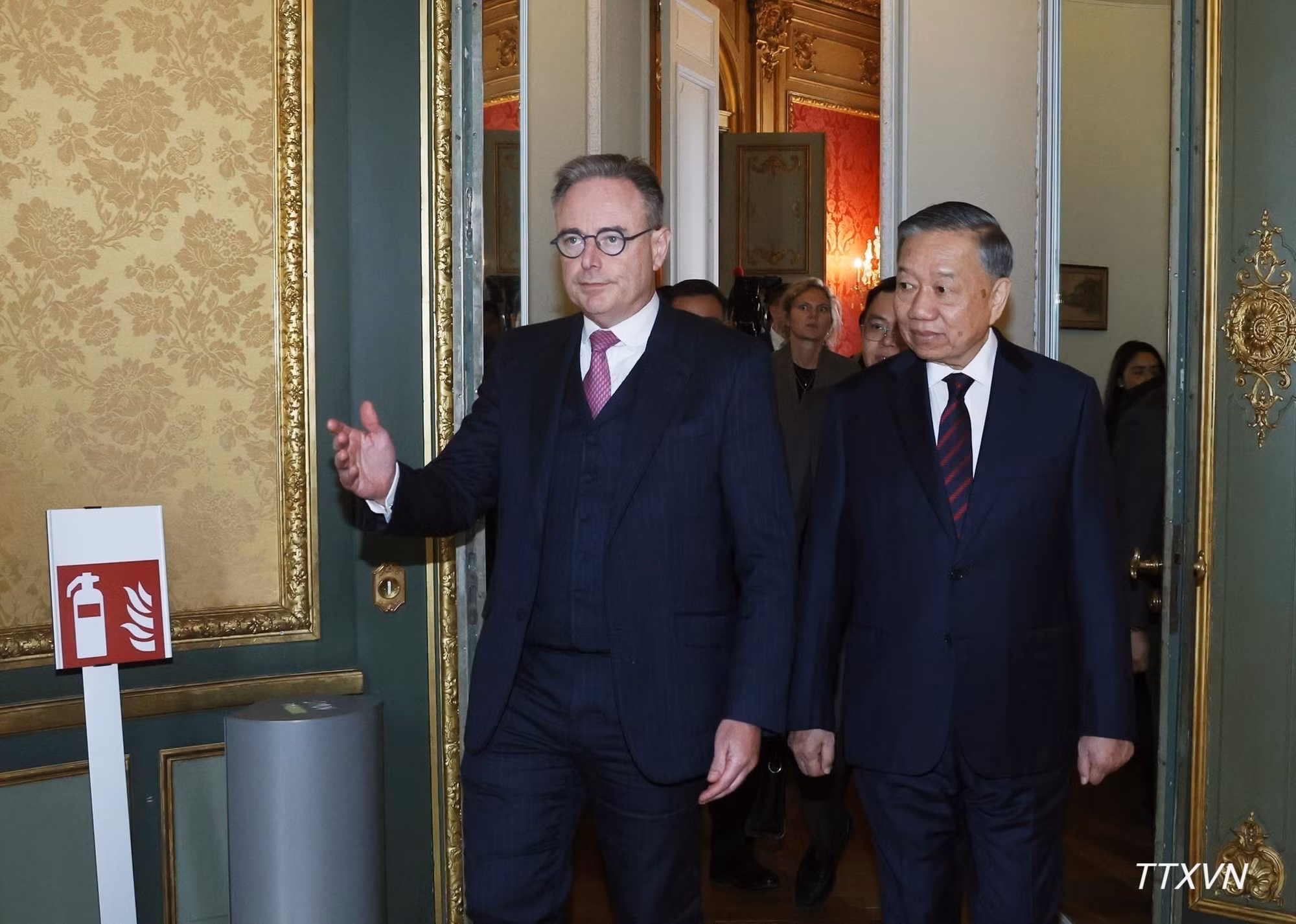 比利时首相巴特·德韦弗迎接越共中央总书记、国家主席苏林。