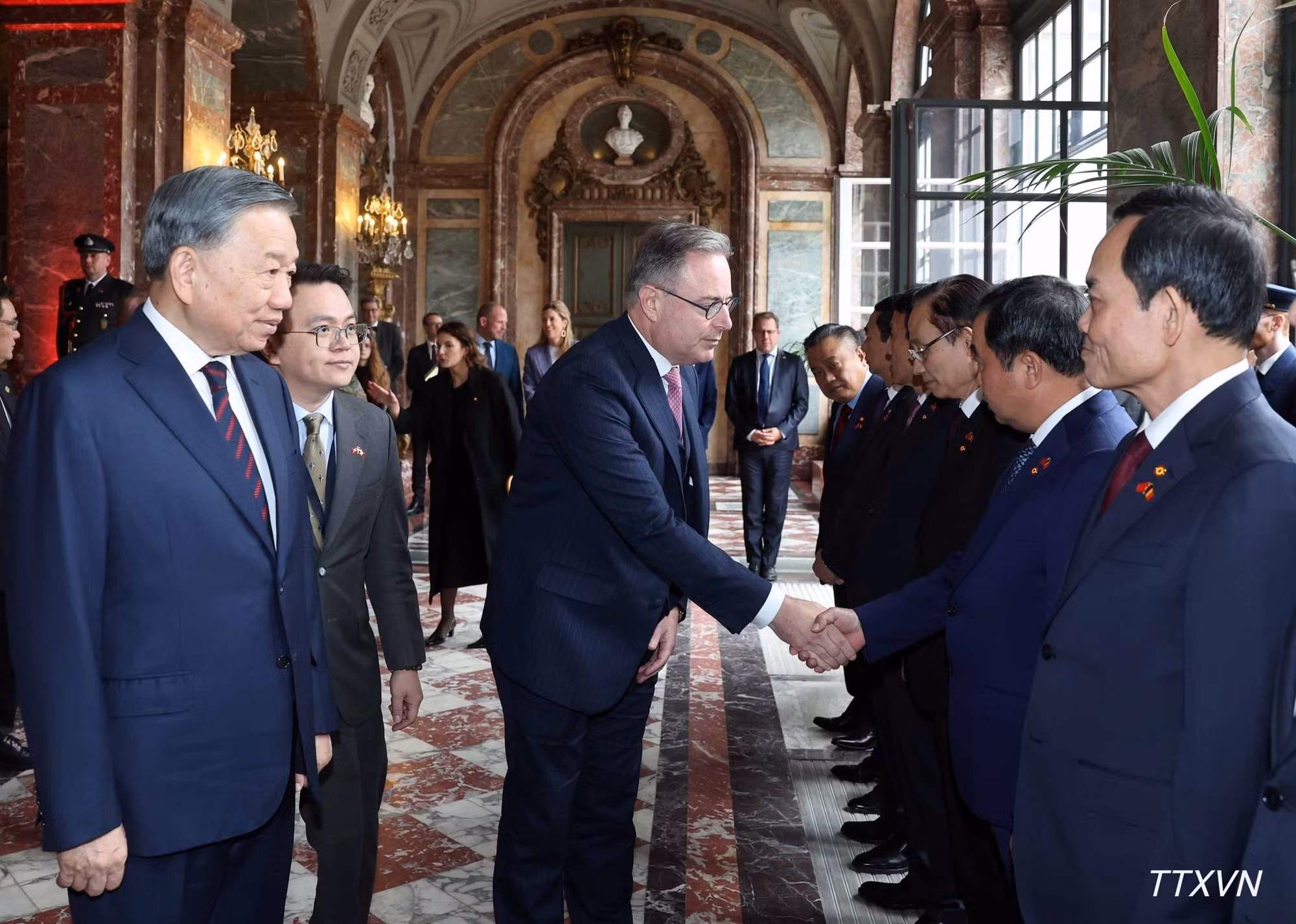 越共中央总书记、国家主席苏林向比利时首相巴特·德韦弗介绍越南高级代表团成员。