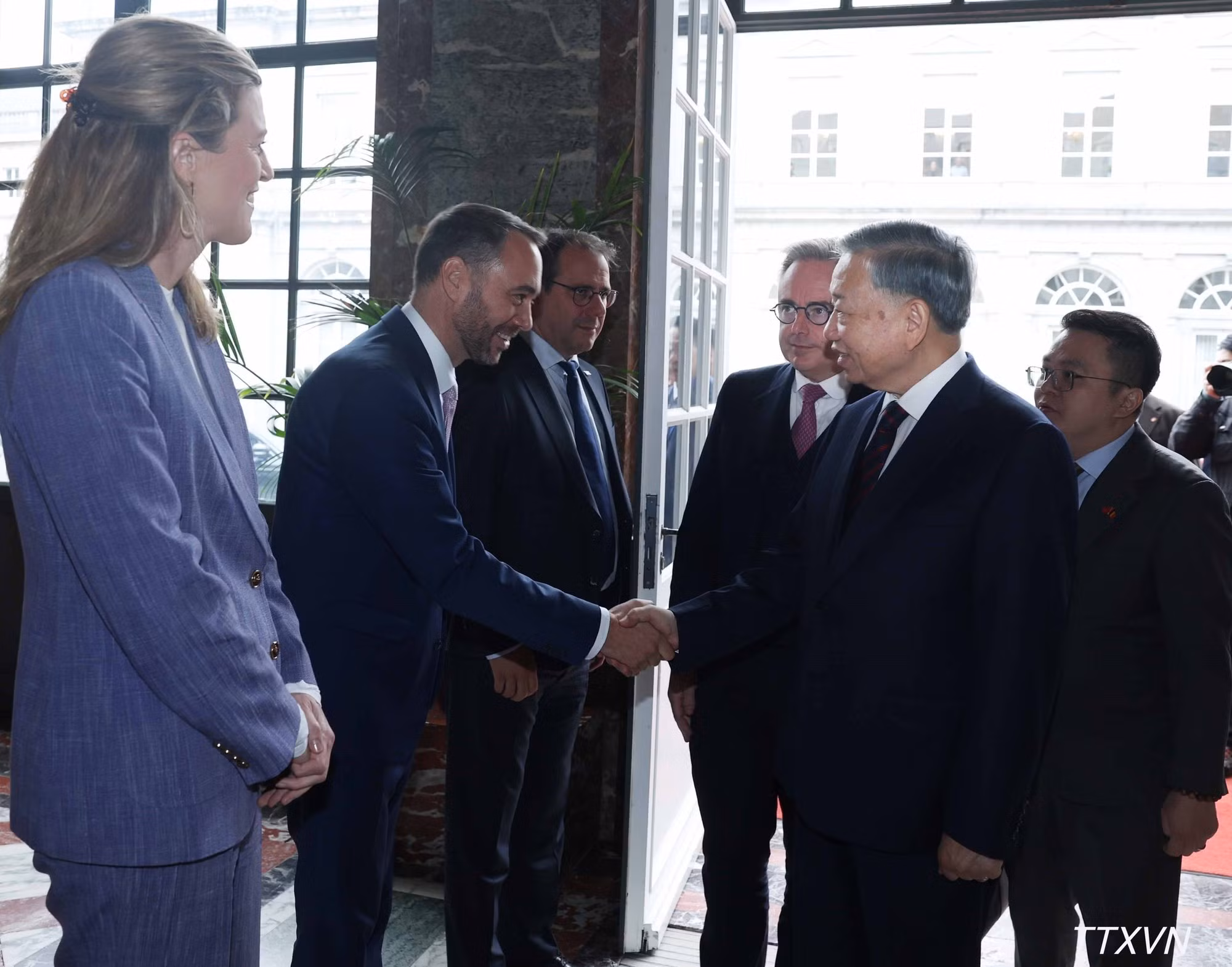 比利时首相巴特·德韦弗向越共中央总书记、国家主席苏林介绍比方代表团成员。