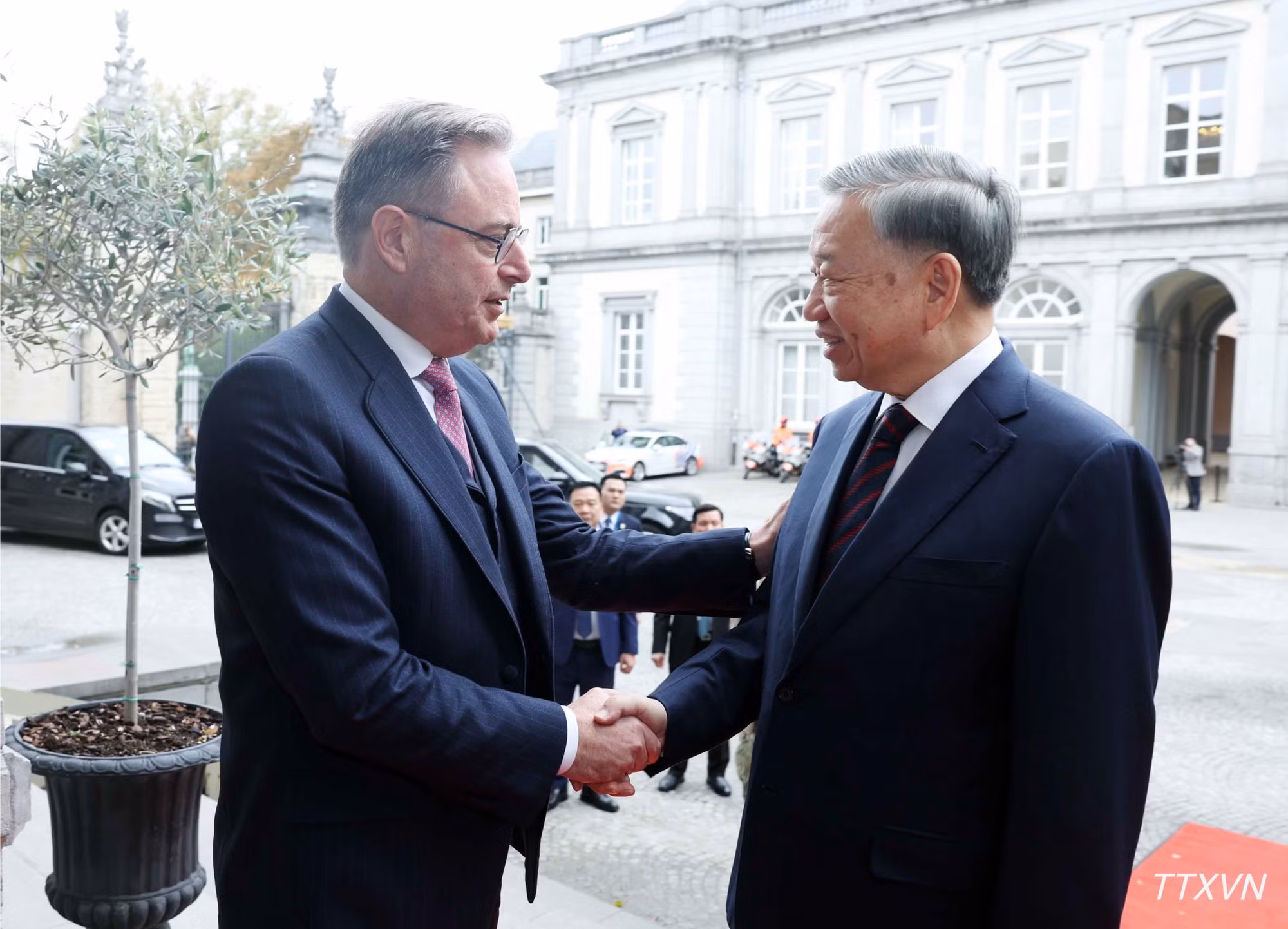 比利时王国首相巴尔特·德·韦弗迎接苏林总书记、国家主席。