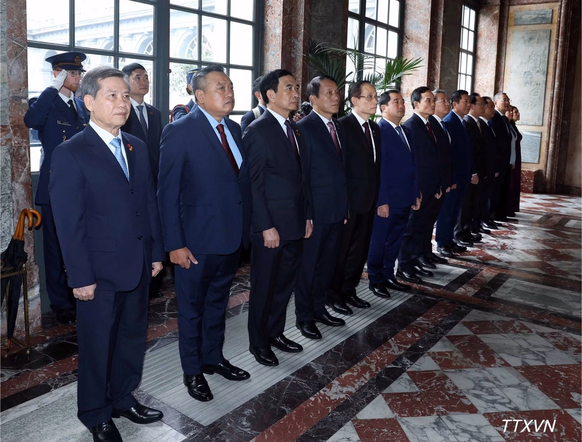 越南高级代表团成员出席仪式。