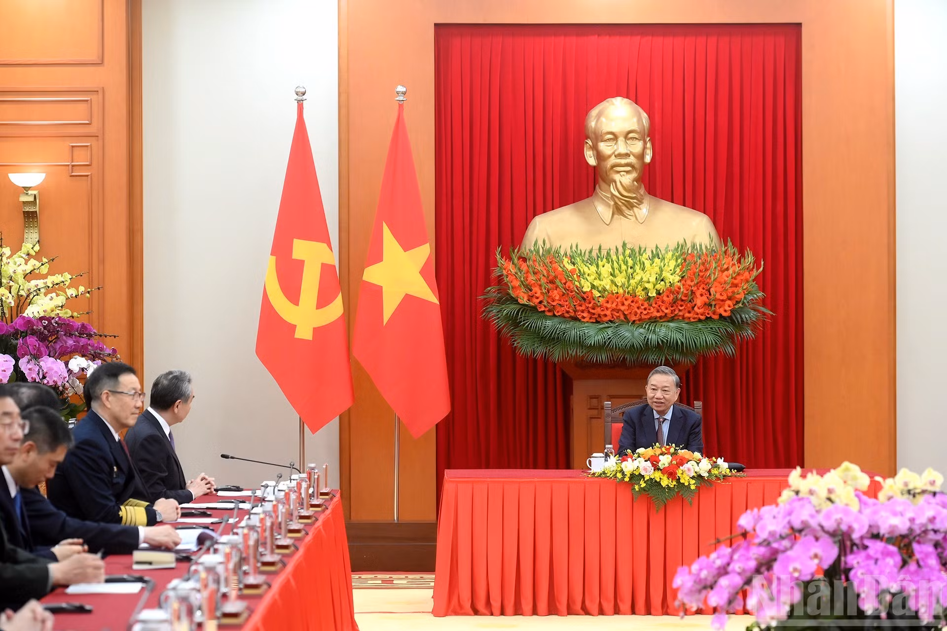 苏林总书记在会上发表讲话。