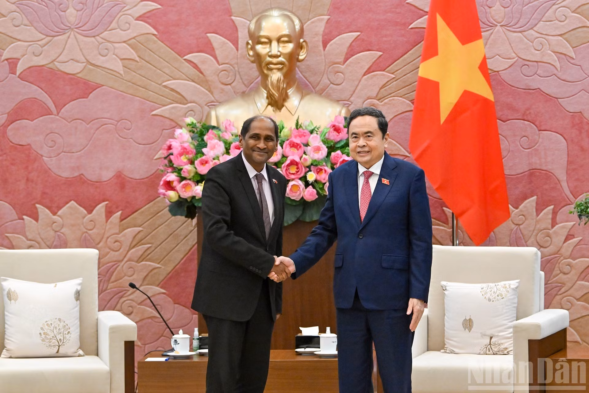 国会主席陈青敏与新加坡驻越南大使贾亚·拉特南。