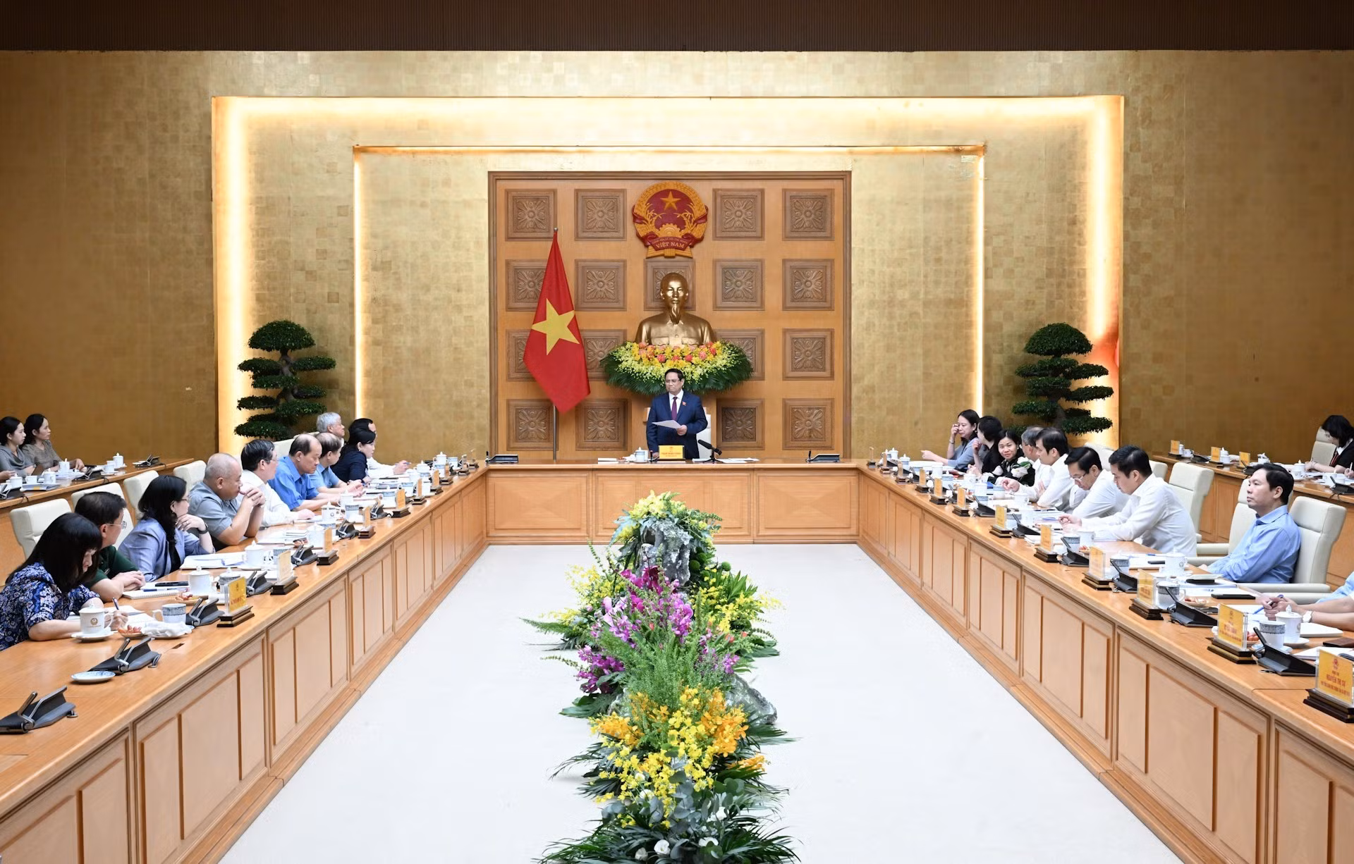 范明正总理主持会议。