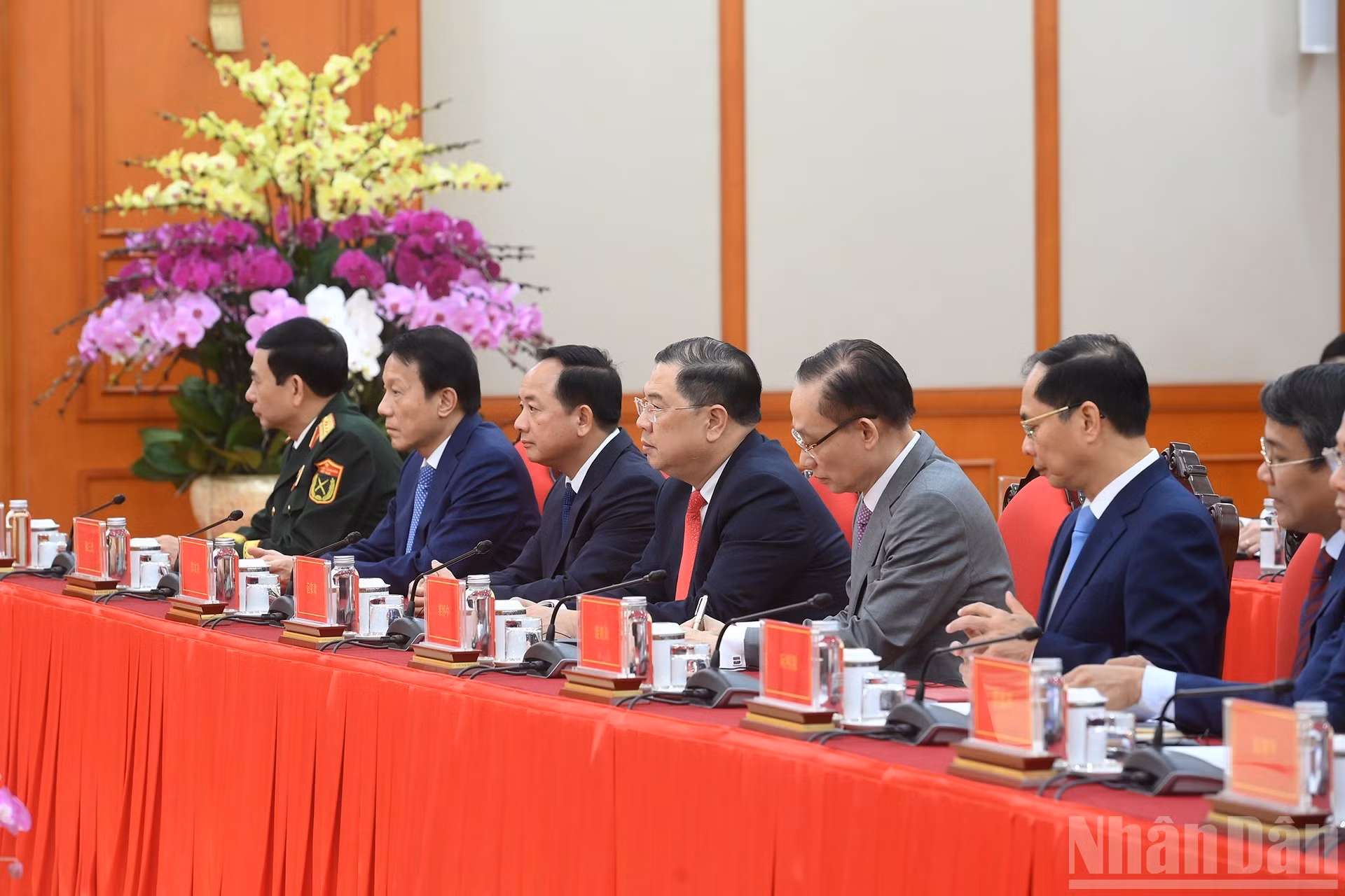 越南高级代表出席会议。