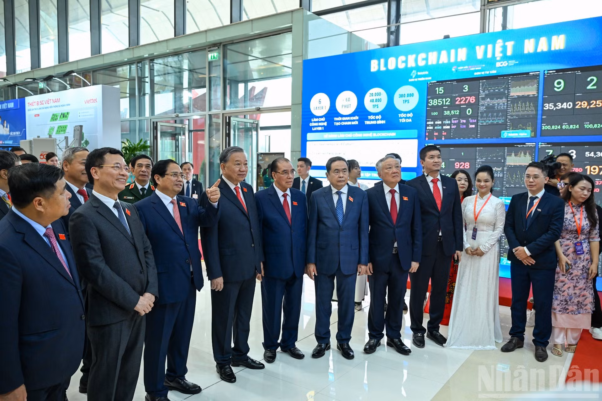越共中央总书记苏林以及党和国家领导参观成就展览区。