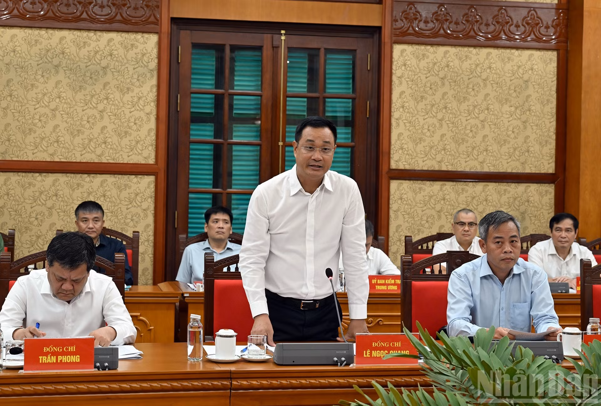 广治省省委书记黎玉光在会上作报告。