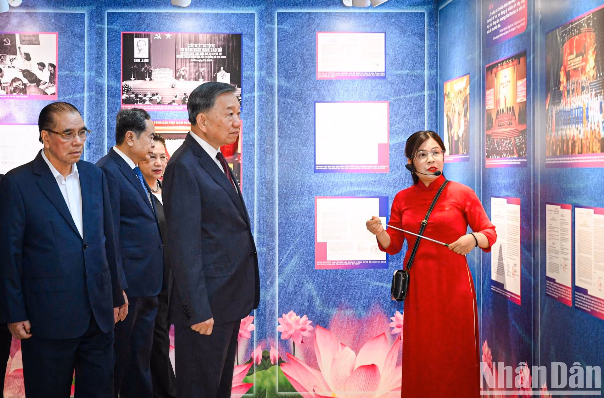 越共中央总书记、国家主席苏林与各位代表参观“平凡而高尚的榜样”展览。