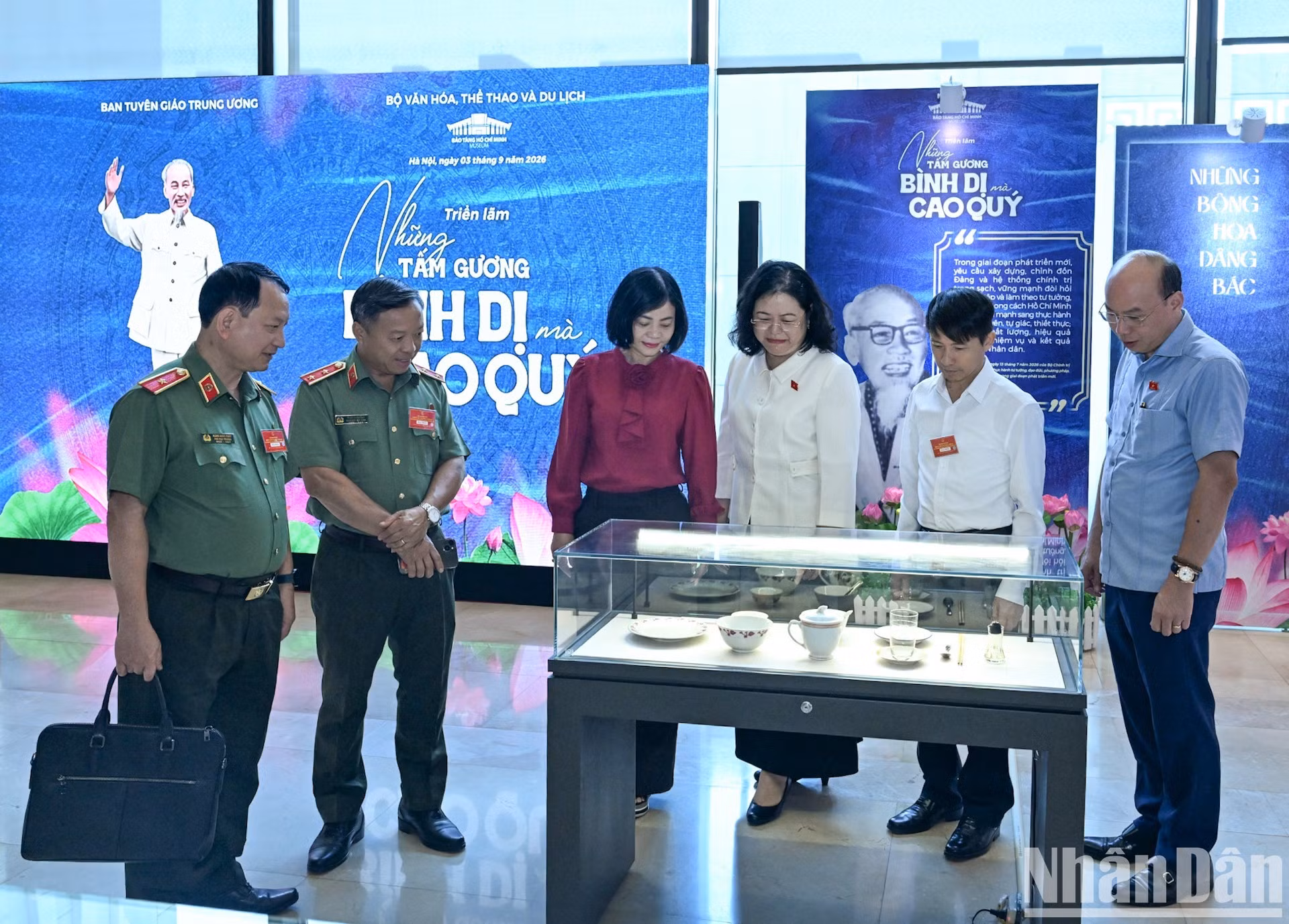 各位代表参观“平凡而高尚的榜样”展览。