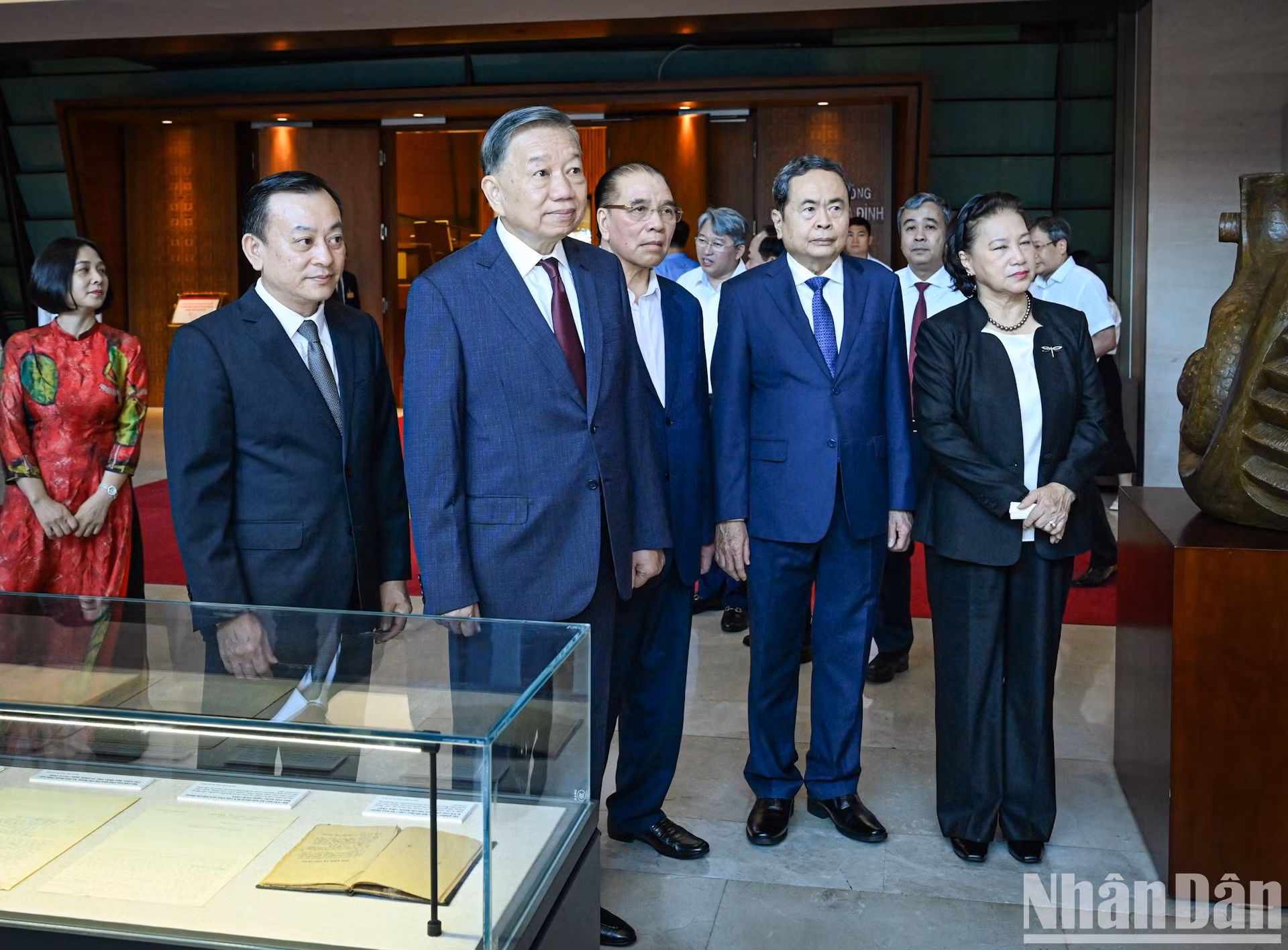 越共中央总书记、国家主席苏林与各位代表参观“平凡而高尚的榜样”展览。