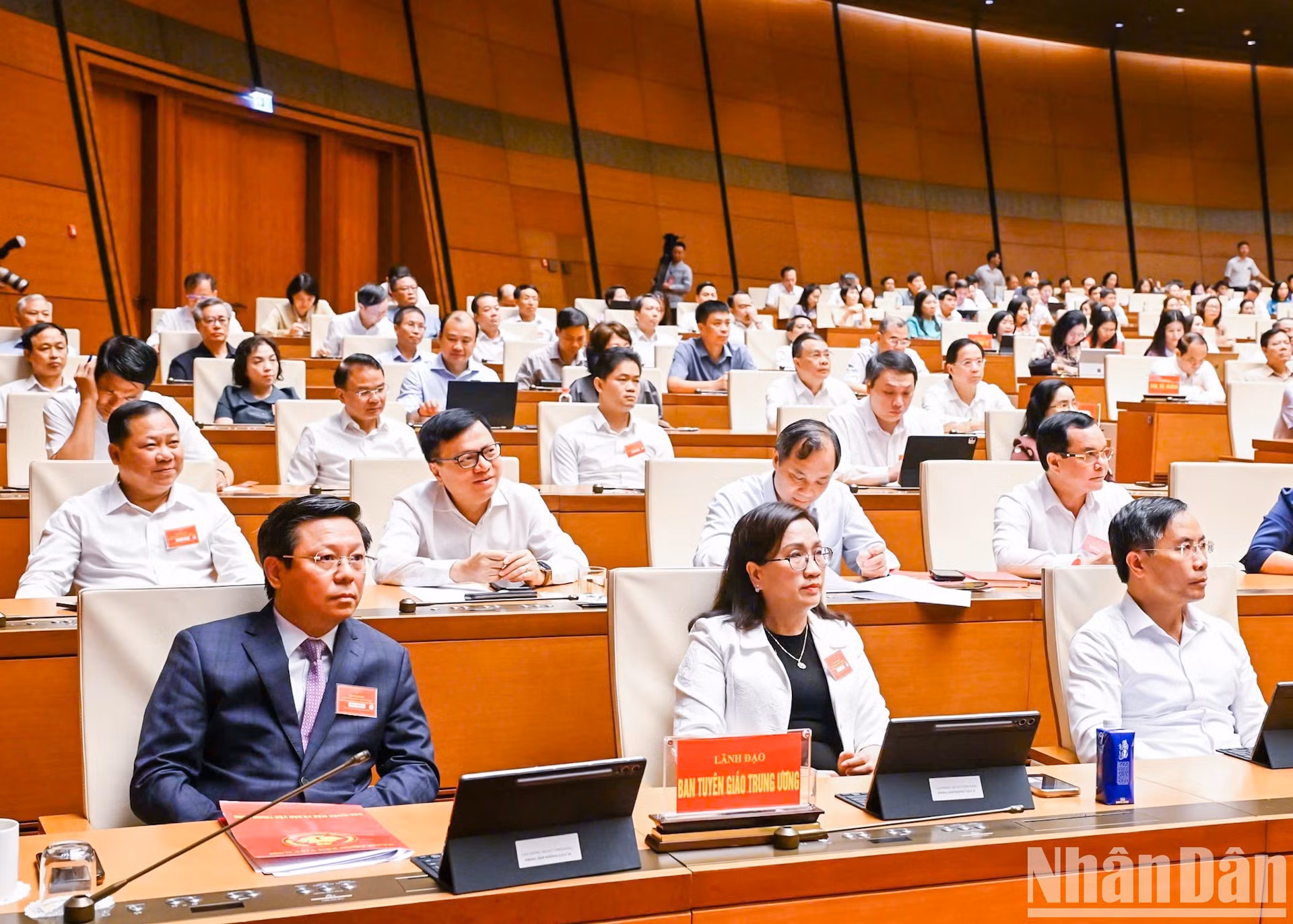 各位代表出席会议。