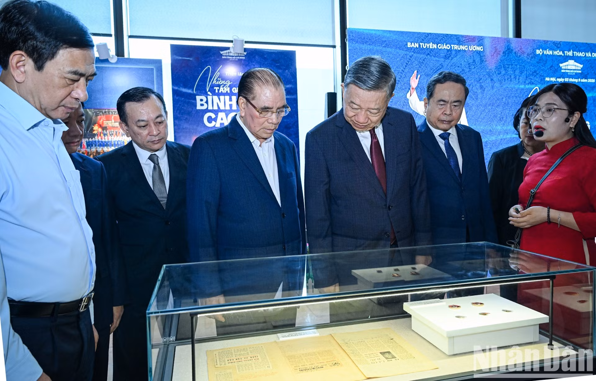 越共中央总书记、国家主席苏林与各位代表参观“平凡而高尚的榜样”展览。