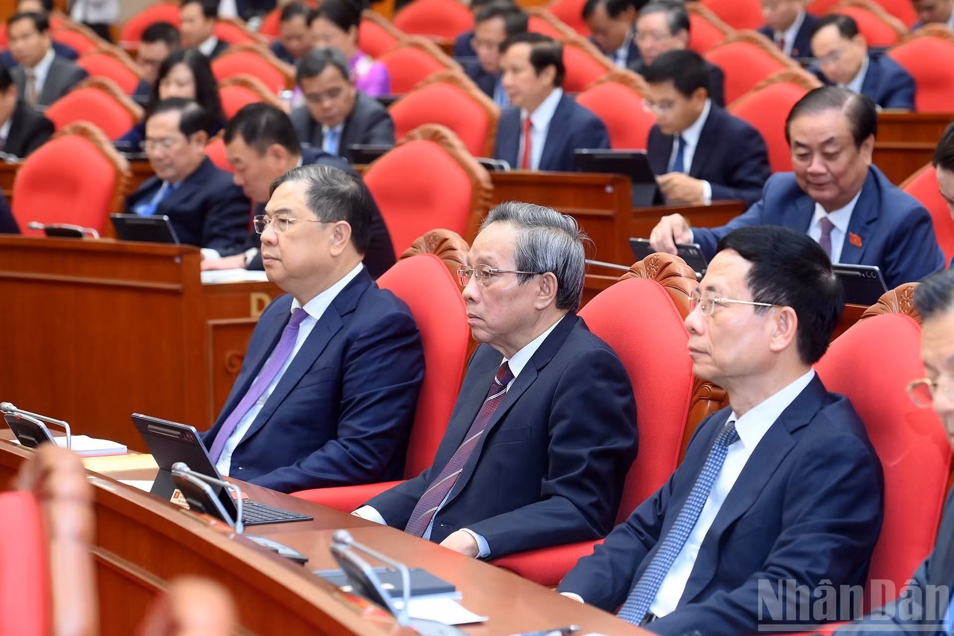 各位代表出席会议。