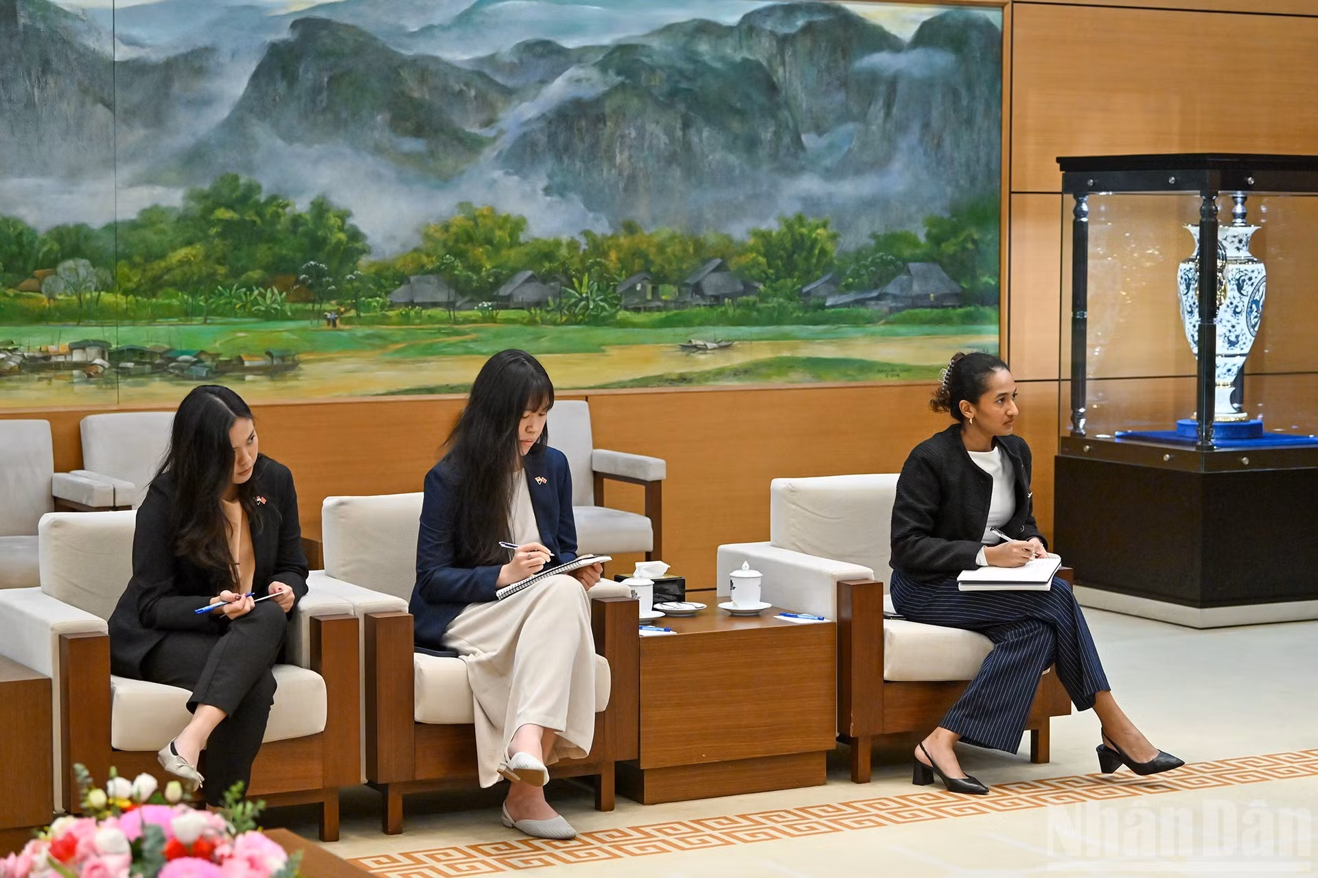 陪同新加坡驻越南大使出席会见的各位代表。
