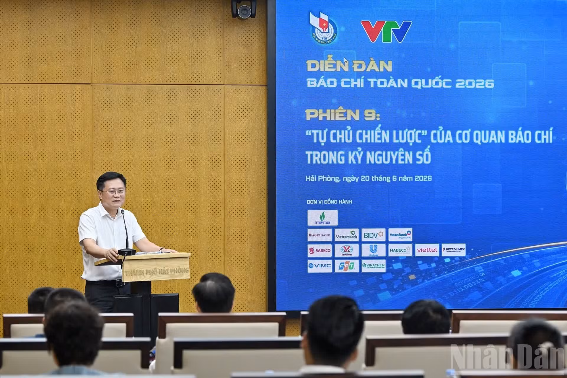 海防市报社和广播电视台台长范文俊发表题为《机构改革后地方新闻媒体的财务自主》的演讲。