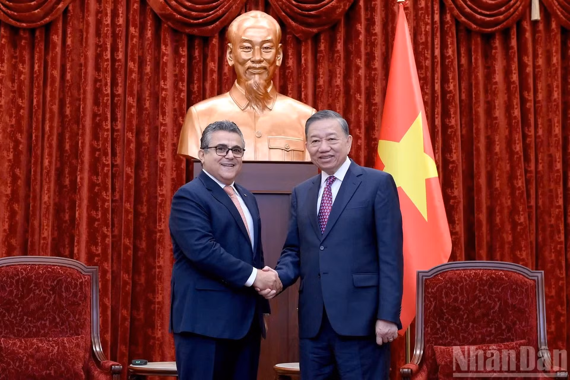 苏林总书记、国家主席与巴勒斯坦驻越南大使萨阿迪·萨拉马。