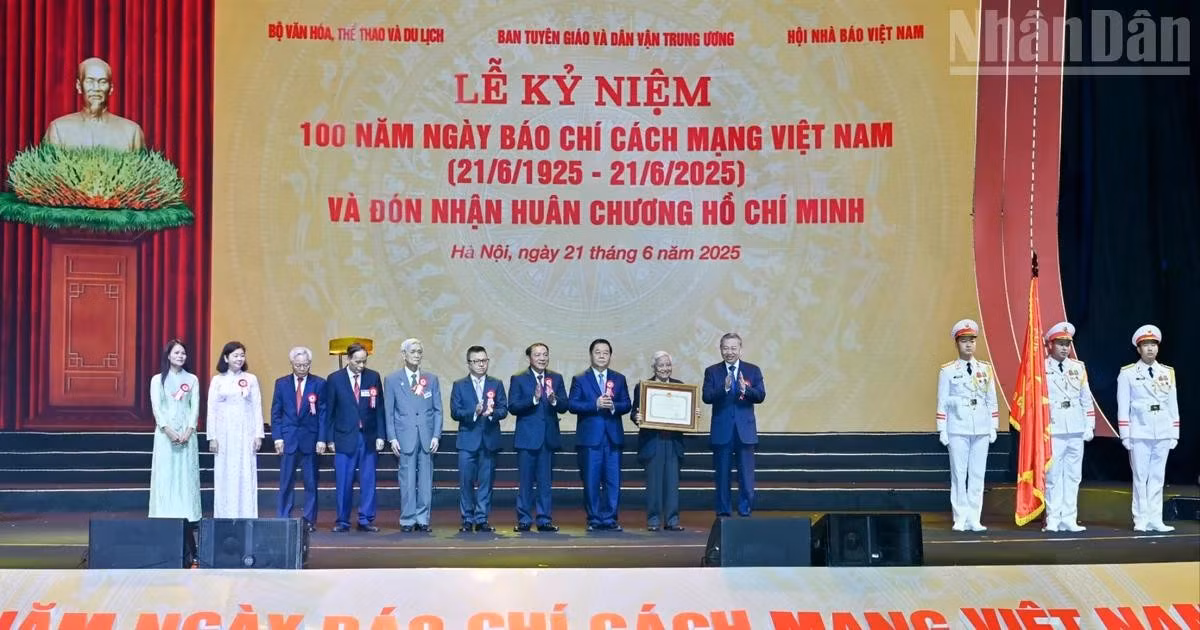 越南革命新闻日100周年纪念典礼暨胡志明勋章授勋仪式隆重举行【组图】