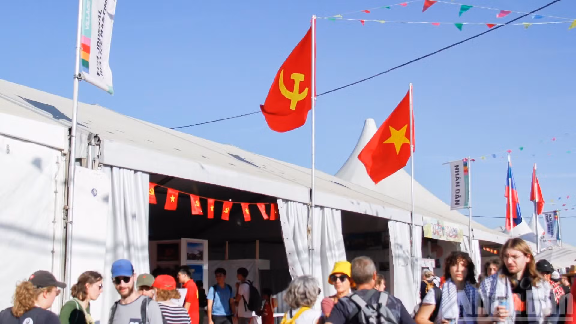 在为期三天的报节期间，越南展位因党旗和国旗的鲜红色而格外绚丽，参观者始终络绎不绝。