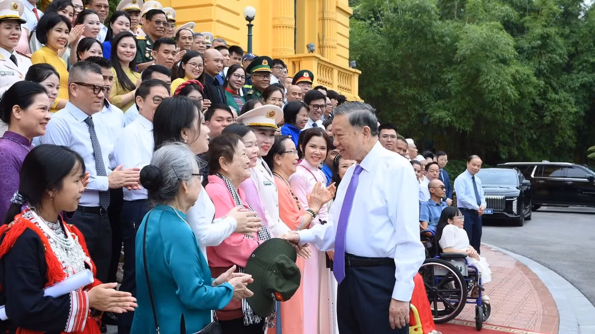 越共中央总书记、国家主席苏林亲切会见越南电视台“善举”节目的代表【组图】