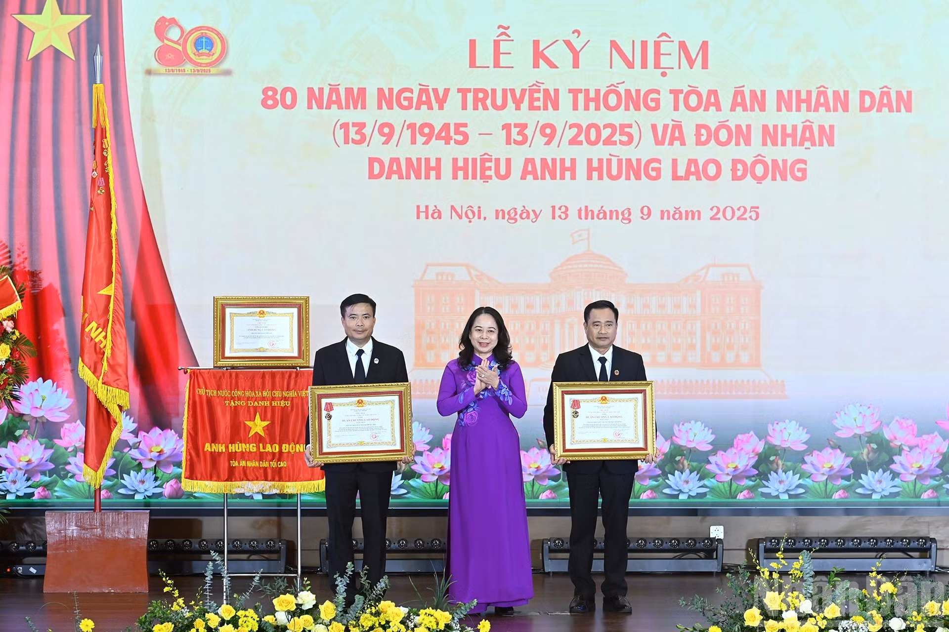 越南国家副主席武氏映春向河内市人民法院和胡志明市人民法院授予一级劳动奖章。
