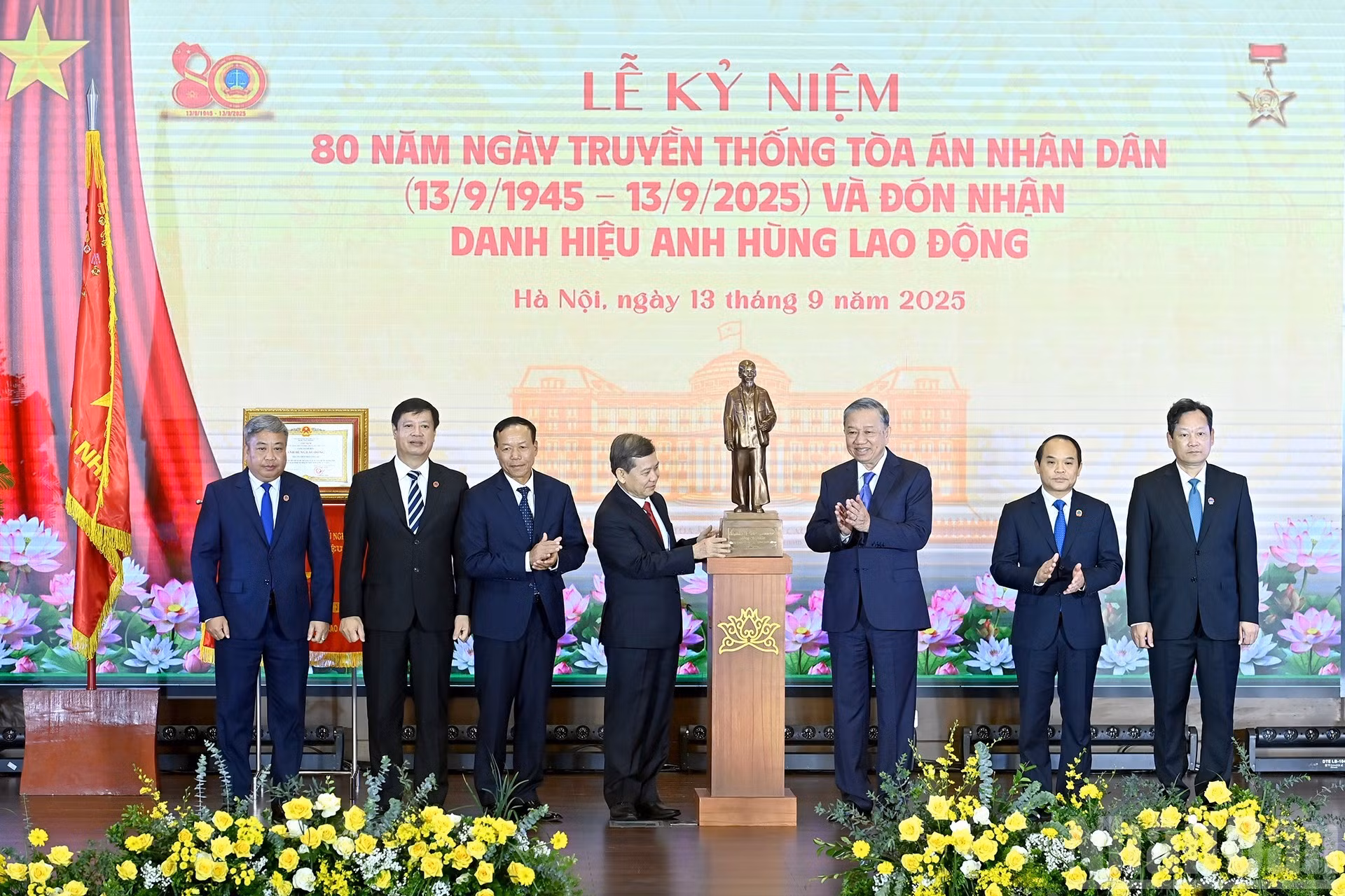 苏林总书记向最高人民法院赠送胡志明主席铜像。