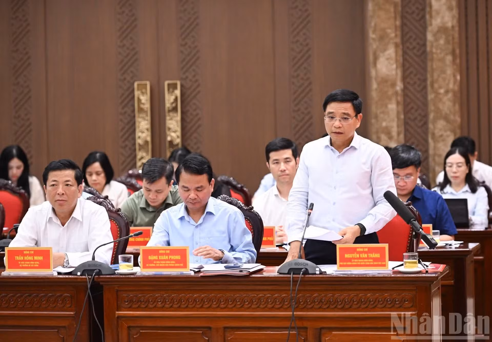 政府副总理阮文胜在会上发表讲话。