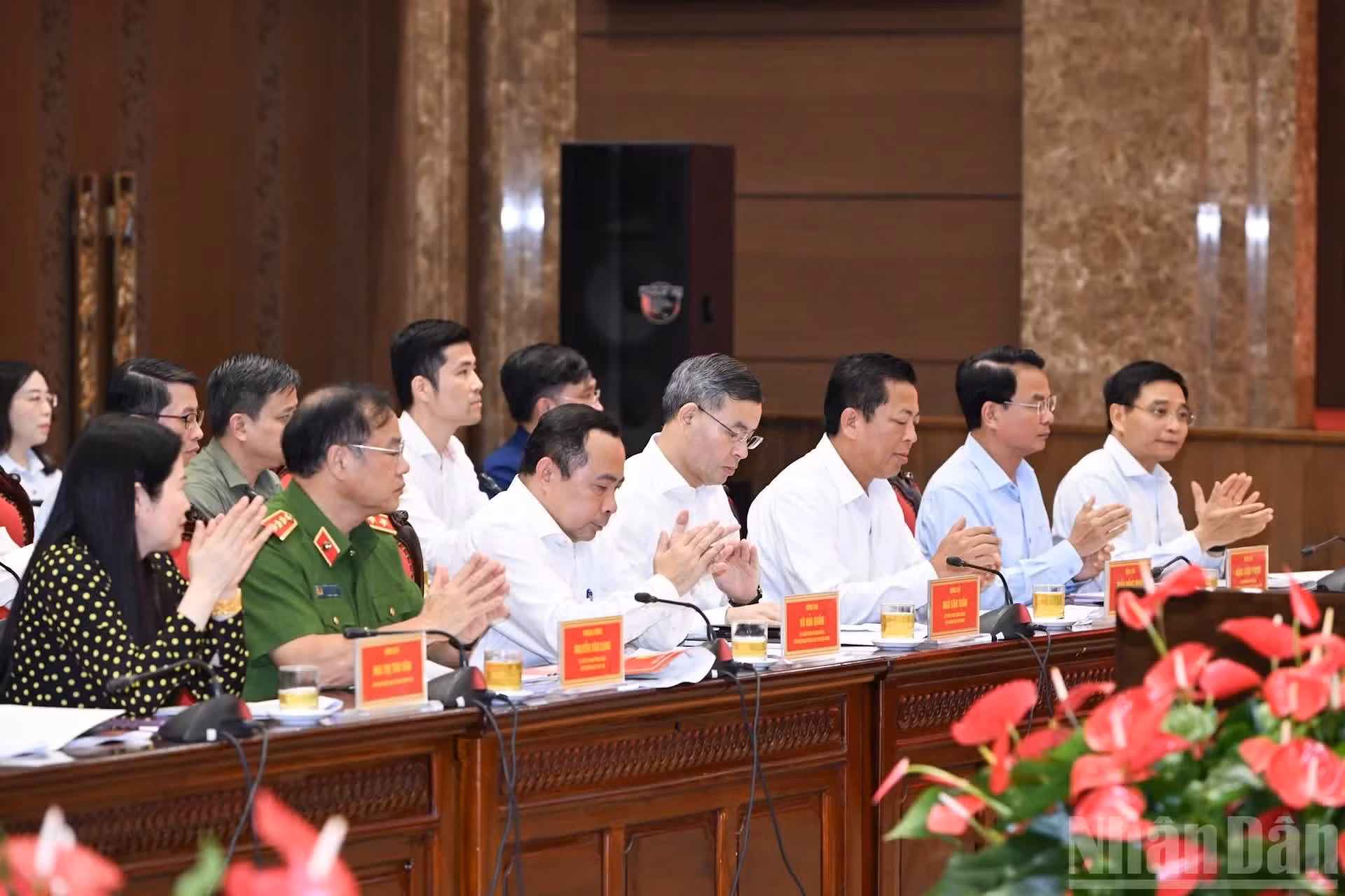 政府各部位行业领导代表出席会议。