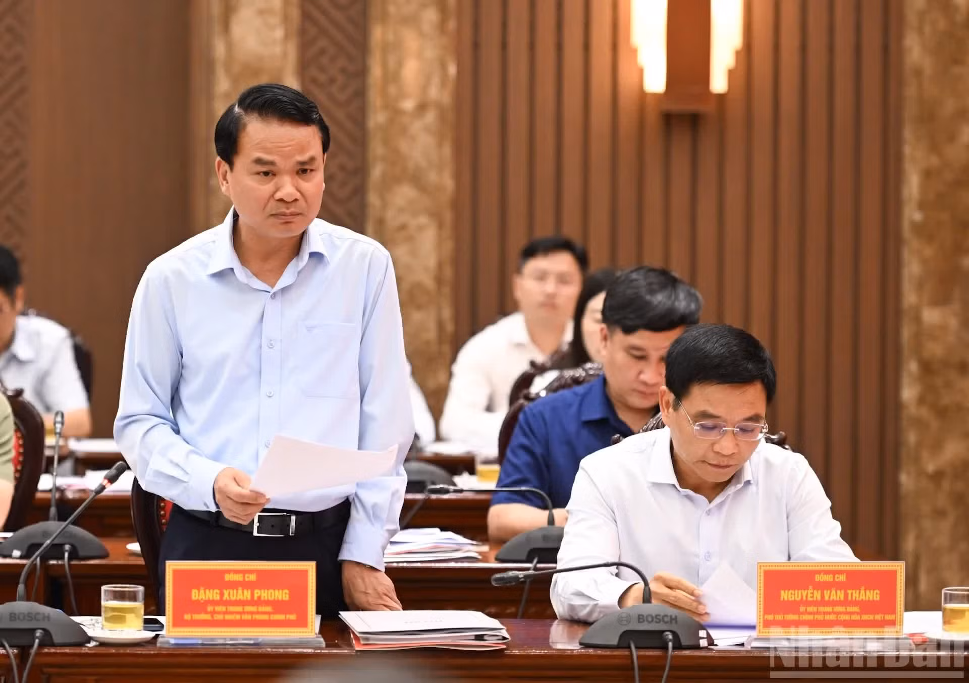 政府办公厅主任邓春峰部长在会上发表讲话。