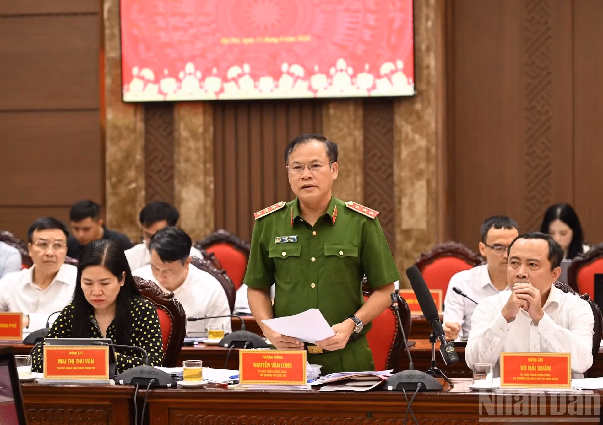 公安部副部长阮文龙上将在会上发表讲话。