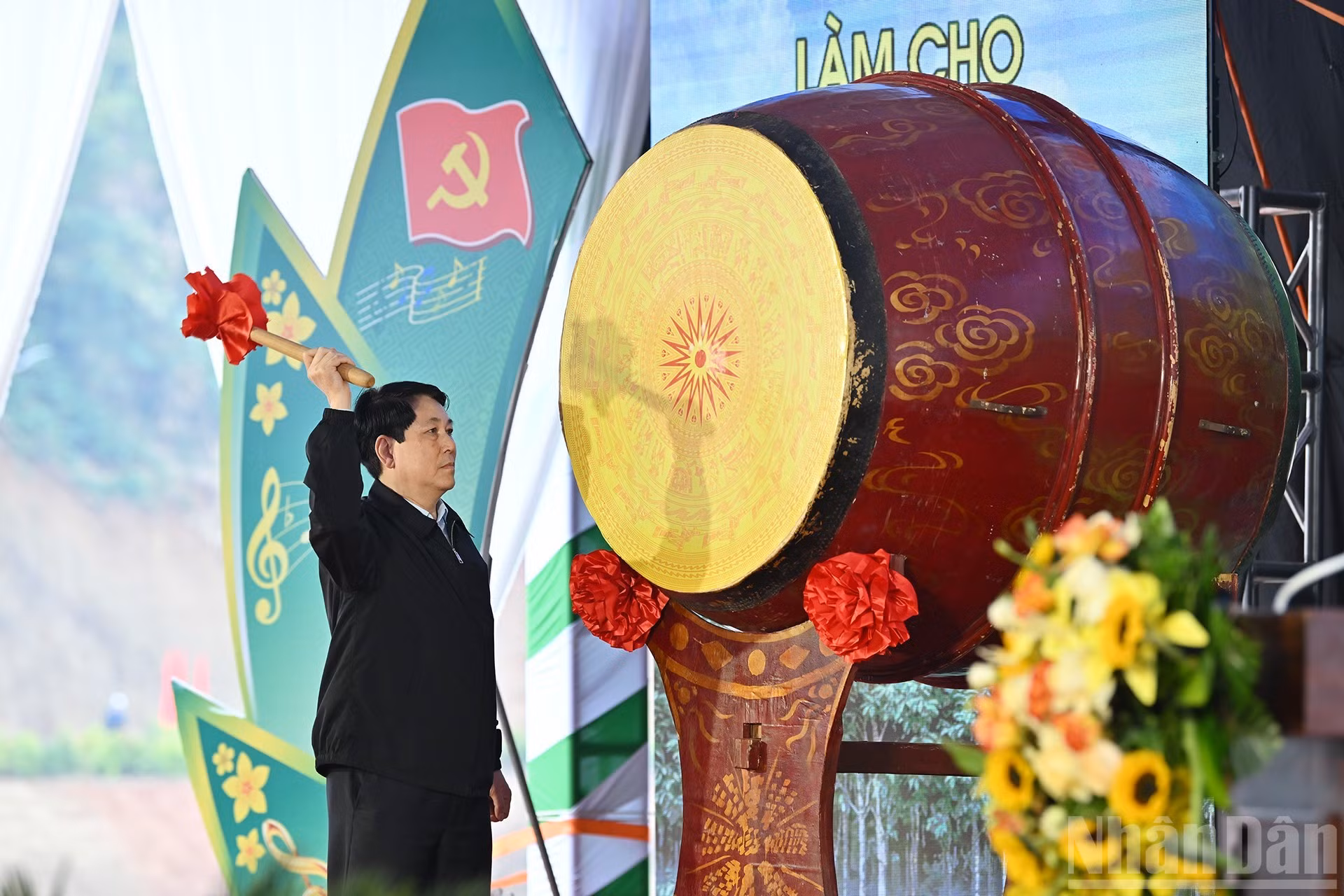 梁强主席打鼓启动2026丙午年春季“世世代代铭记胡志明主席功勋”植树节。