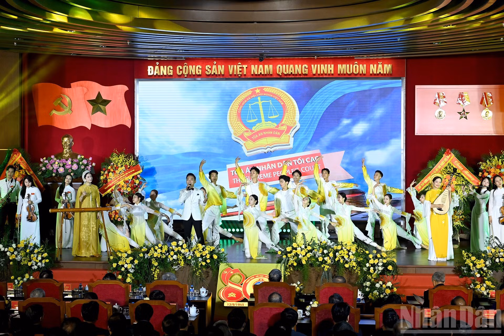 越南人民法院传统日80周年纪念典礼上的艺术节目。