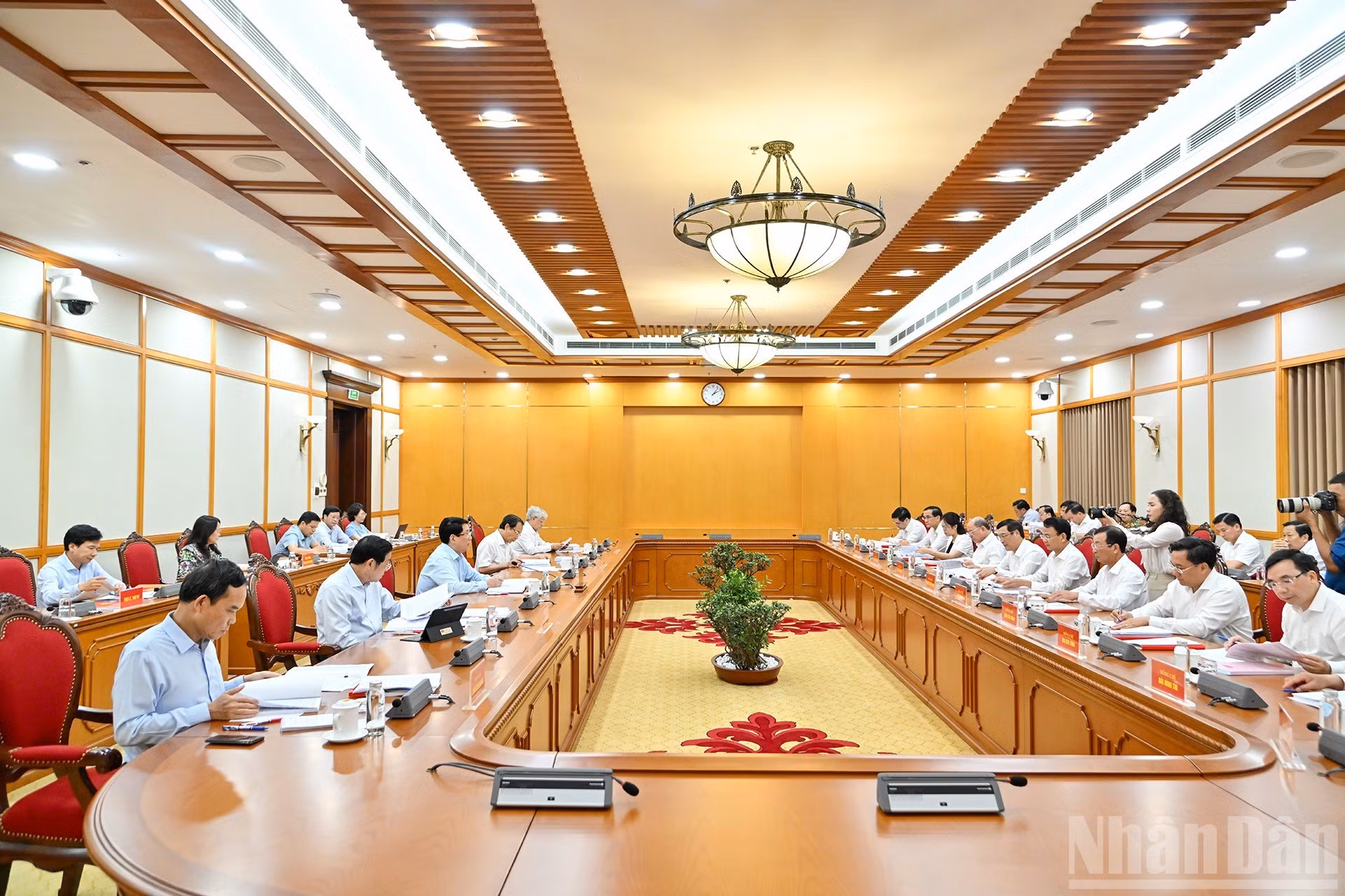 中央政治局与富寿省省委常委会进行的工作会议场景。