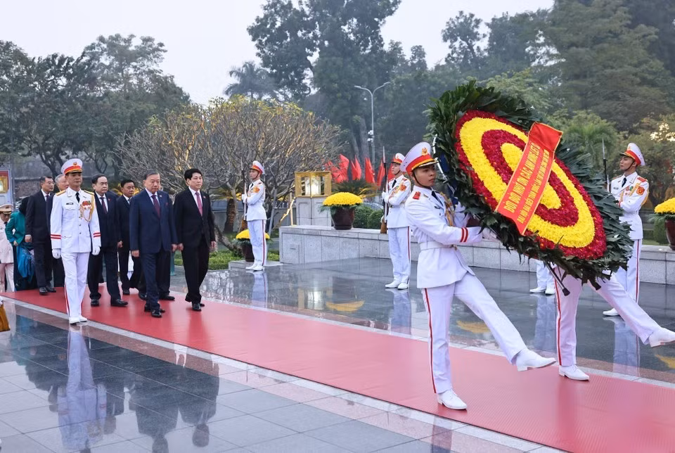 越共中央总书记苏林同党和国家领导同志以及出席越南共产党第十四次全国代表大会的代表前往胡志明主席陵敬献花圈并在北山英雄烈士纪念碑上香。
