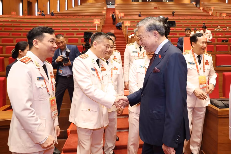 越共中央总书记苏林同党和国家领导同志以及出席越南共产党第十四次全国代表大会的代表前往河内国家会议中心出席大会预备会议。