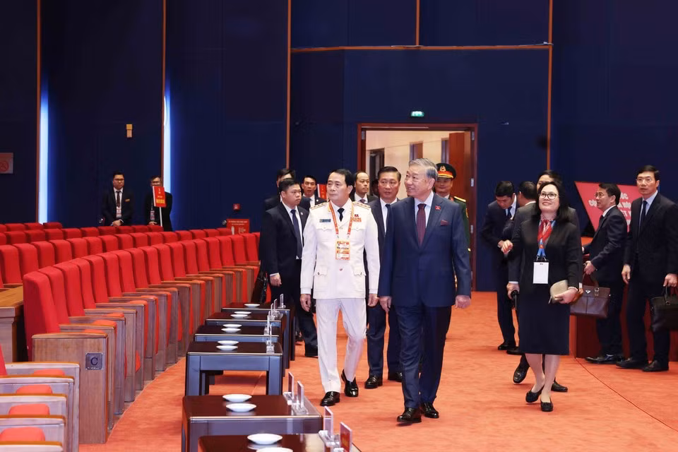 越共中央总书记苏林在预备会议开幕前，对国家会议中心会场进行最后一次检查。