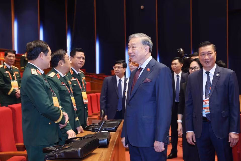 越共中央总书记苏林同党和国家领导同志以及出席越南共产党第十四次全国代表大会的代表前往河内国家会议中心出席大会预备会议。