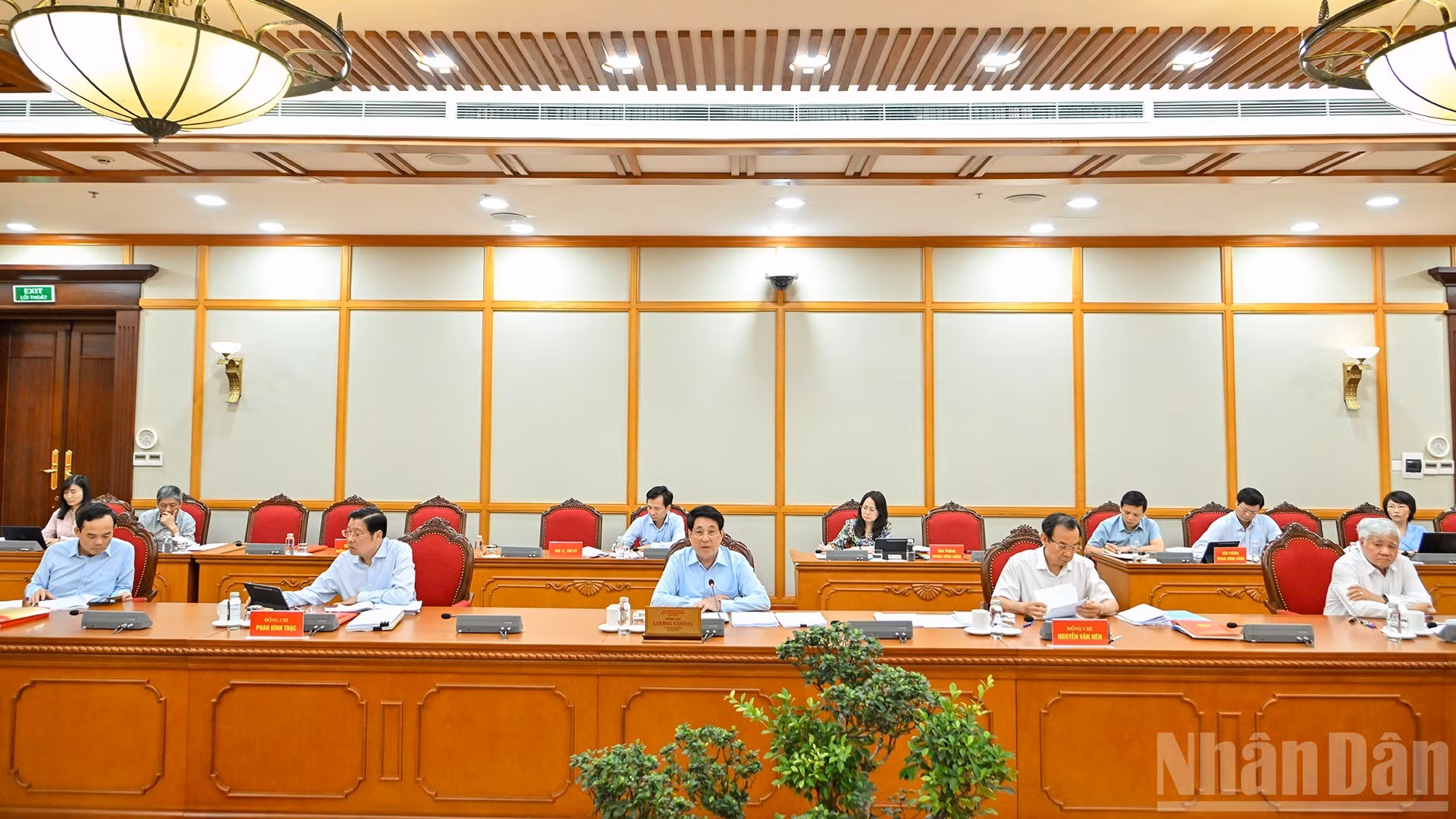 国家主席梁强与政治局委员、书记处成员和代表们与富寿省委常委举行工作会议。