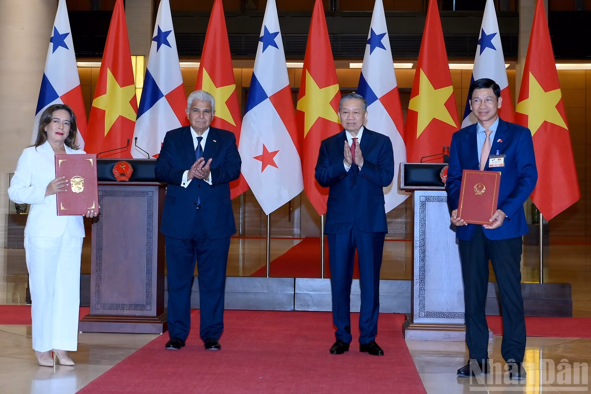 会谈后，越共中央总书记、国家主席苏林与巴拿马总统何塞·劳尔·穆利诺共同见证合作文件交换仪式。