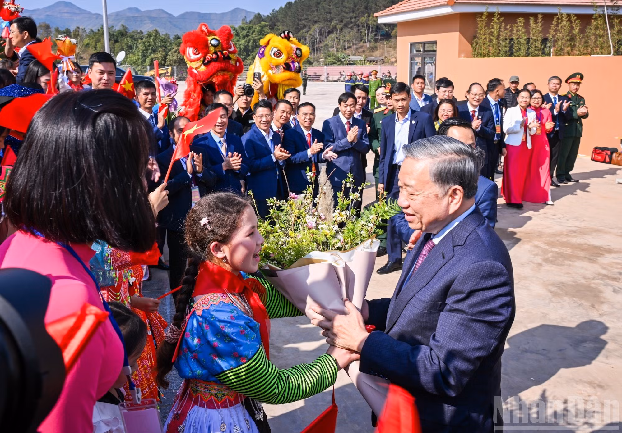 西巴品九年一贯制寄宿制学校学生送花祝贺苏林总书记。