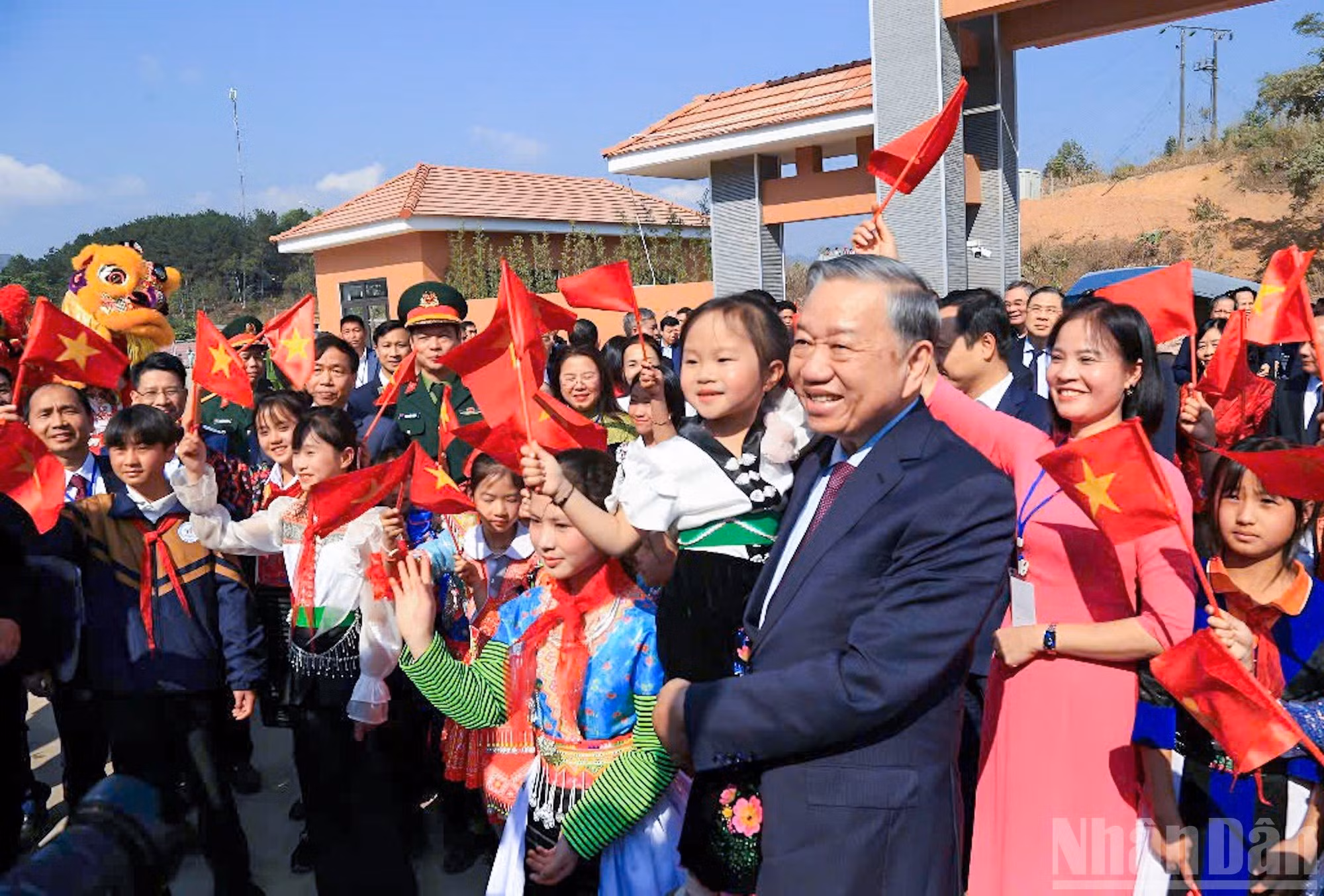 苏林总书记与当地人民和西巴品九年一贯制寄宿制学校师生。