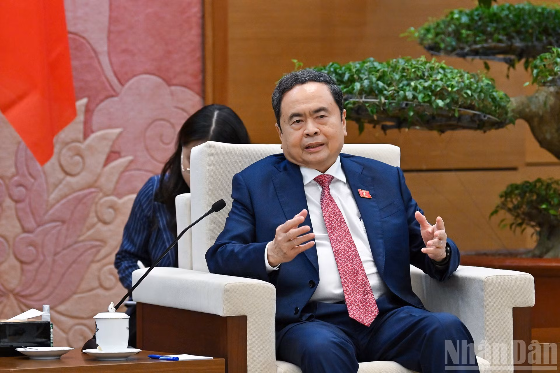 国会主席陈青敏在会上发表讲话。